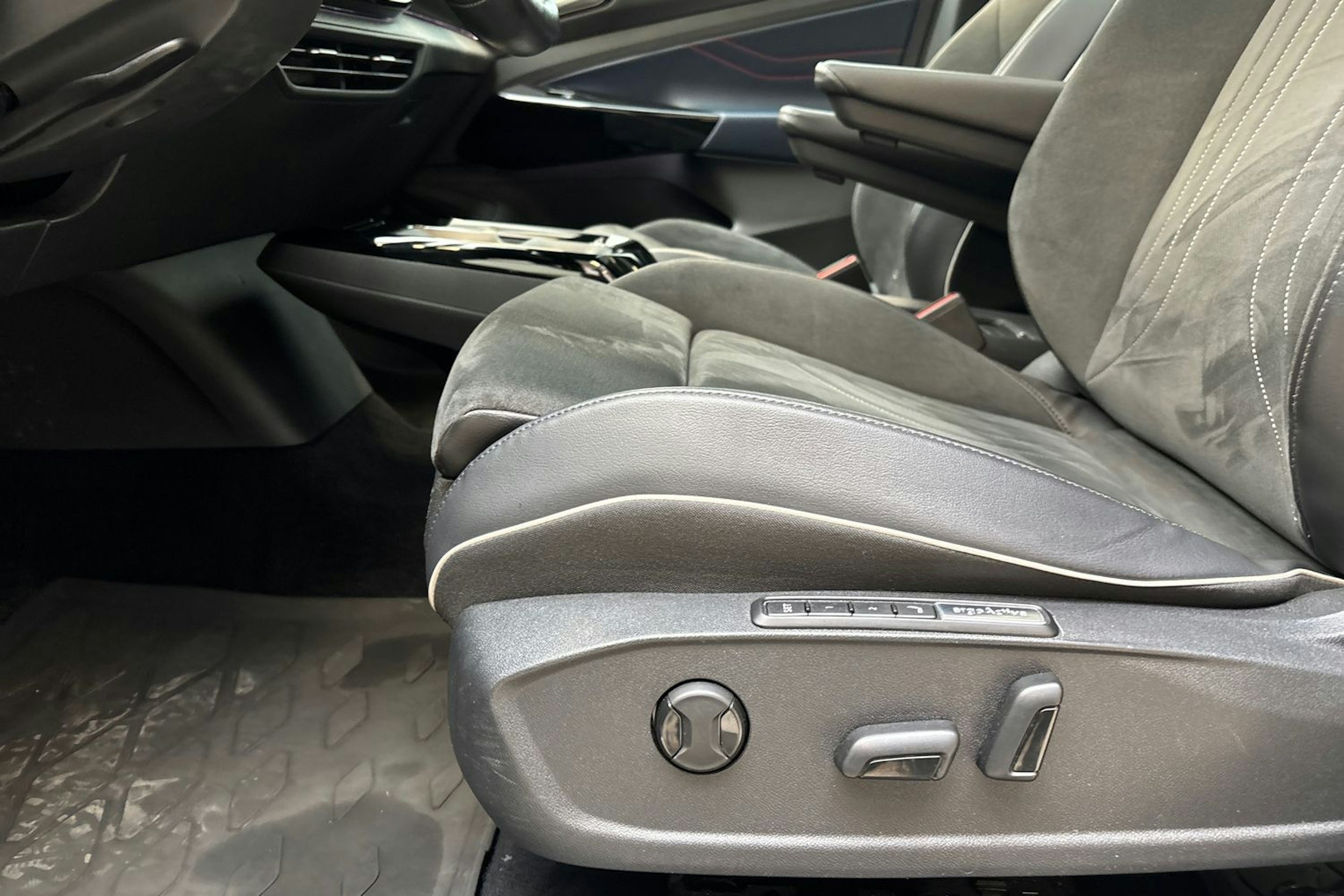 valkoinen Volkswagen ID.4 2021 kuva 20.