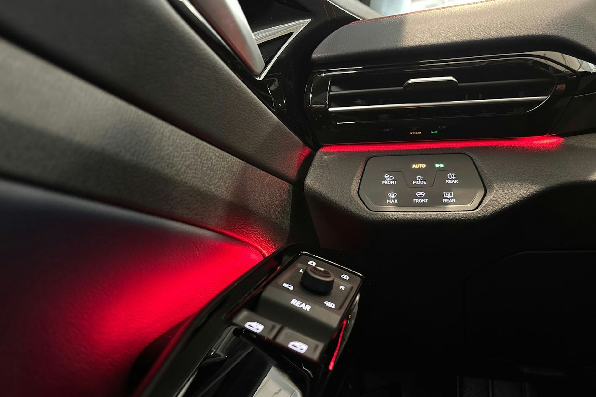 valkoinen Volkswagen ID.4 2021 kuva 21.