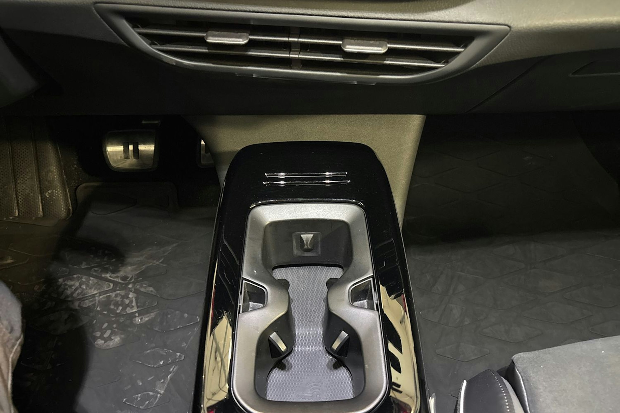 valkoinen Volkswagen ID.4 2021 kuva 28.