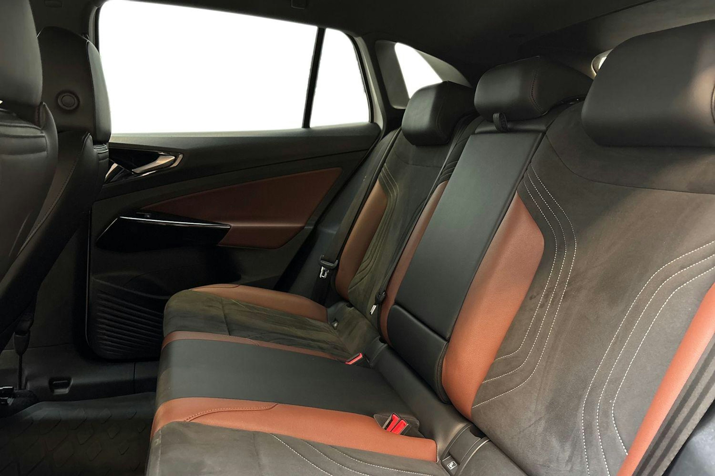 valkoinen Volkswagen ID.4 2021 kuva 10.