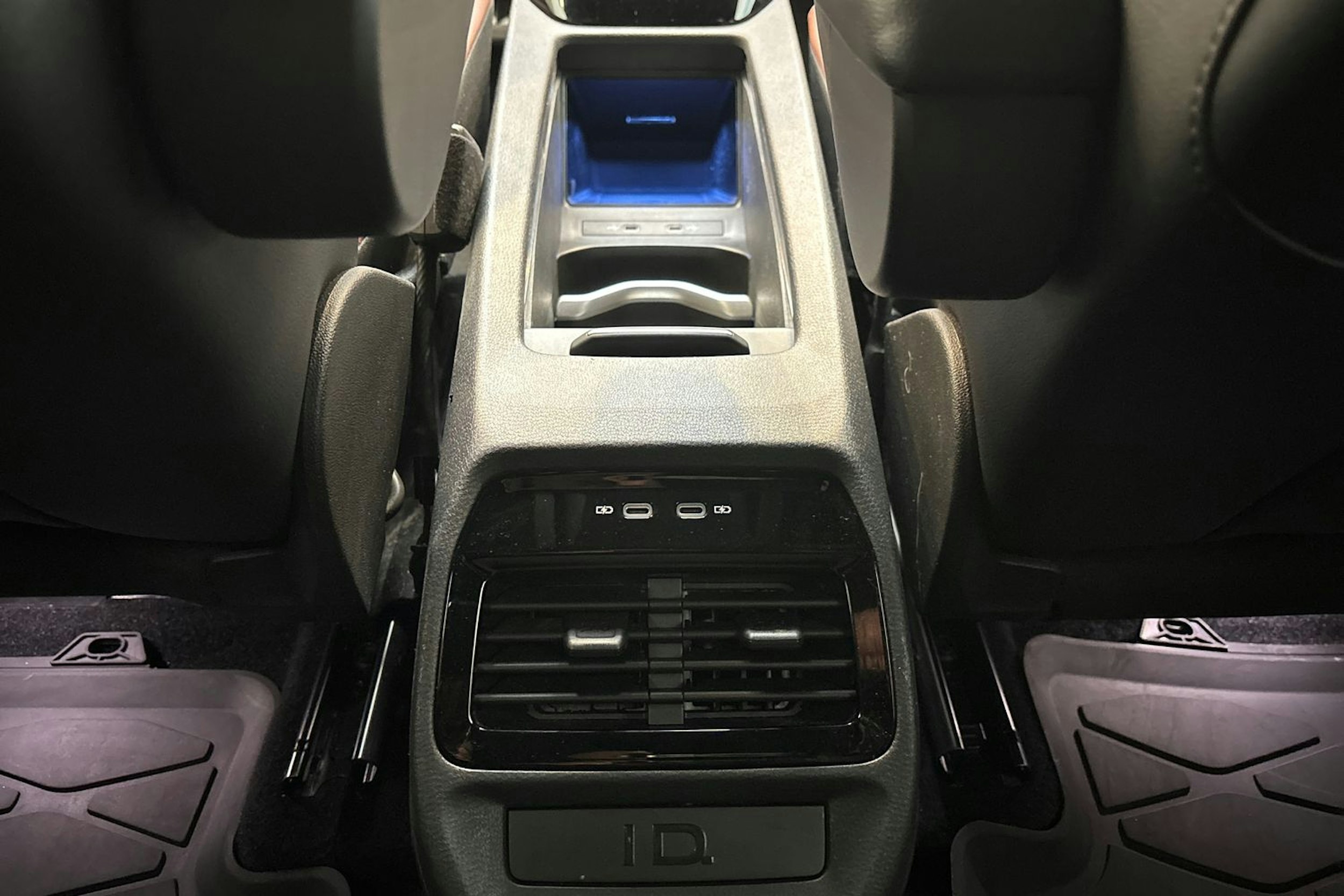 valkoinen Volkswagen ID.4 2021 kuva 15.