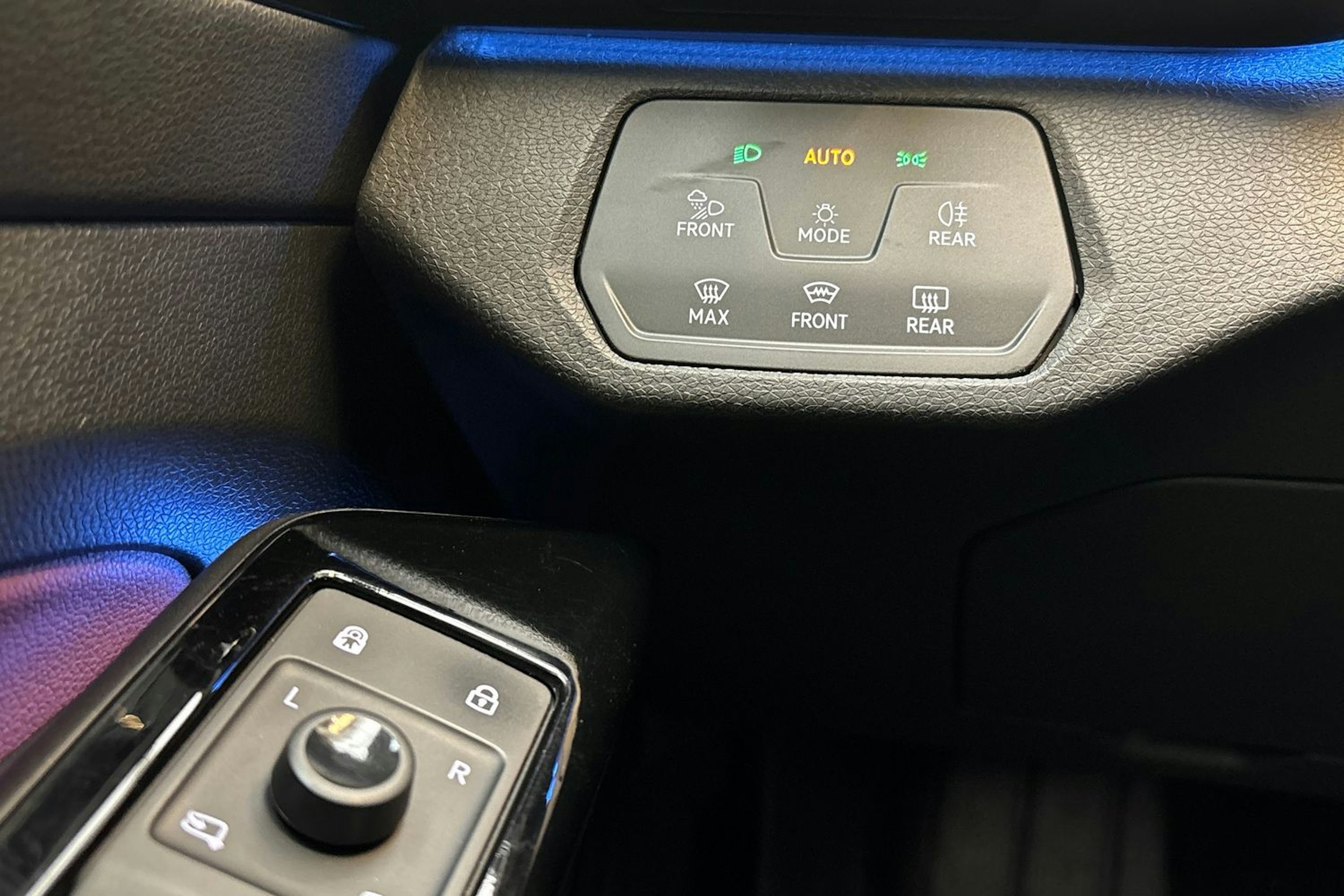 valkoinen Volkswagen ID.4 2021 kuva 16.