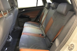valkoinen Volkswagen ID.4 2021 kuva 10.