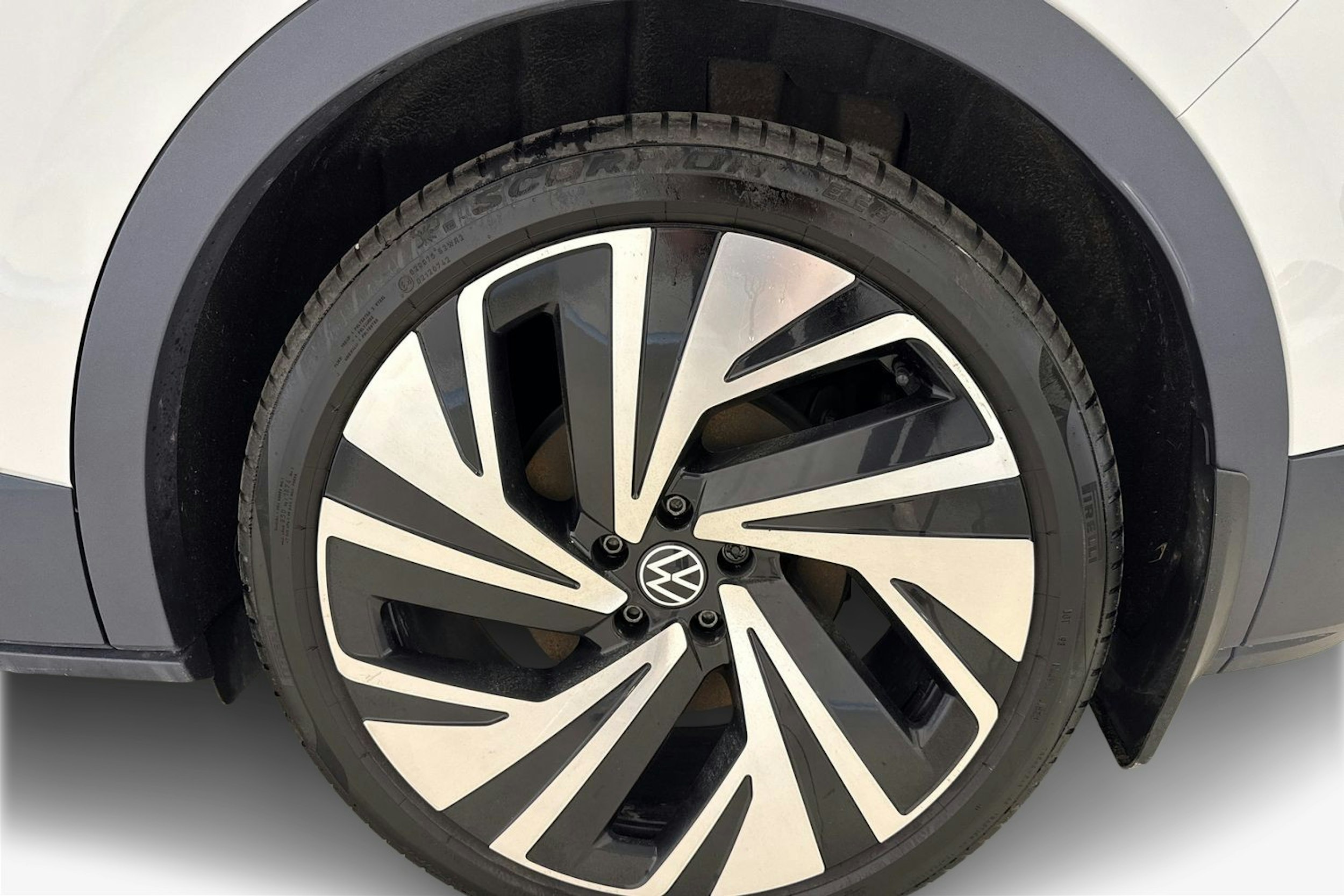 valkoinen Volkswagen ID.4 2021 kuva 11.