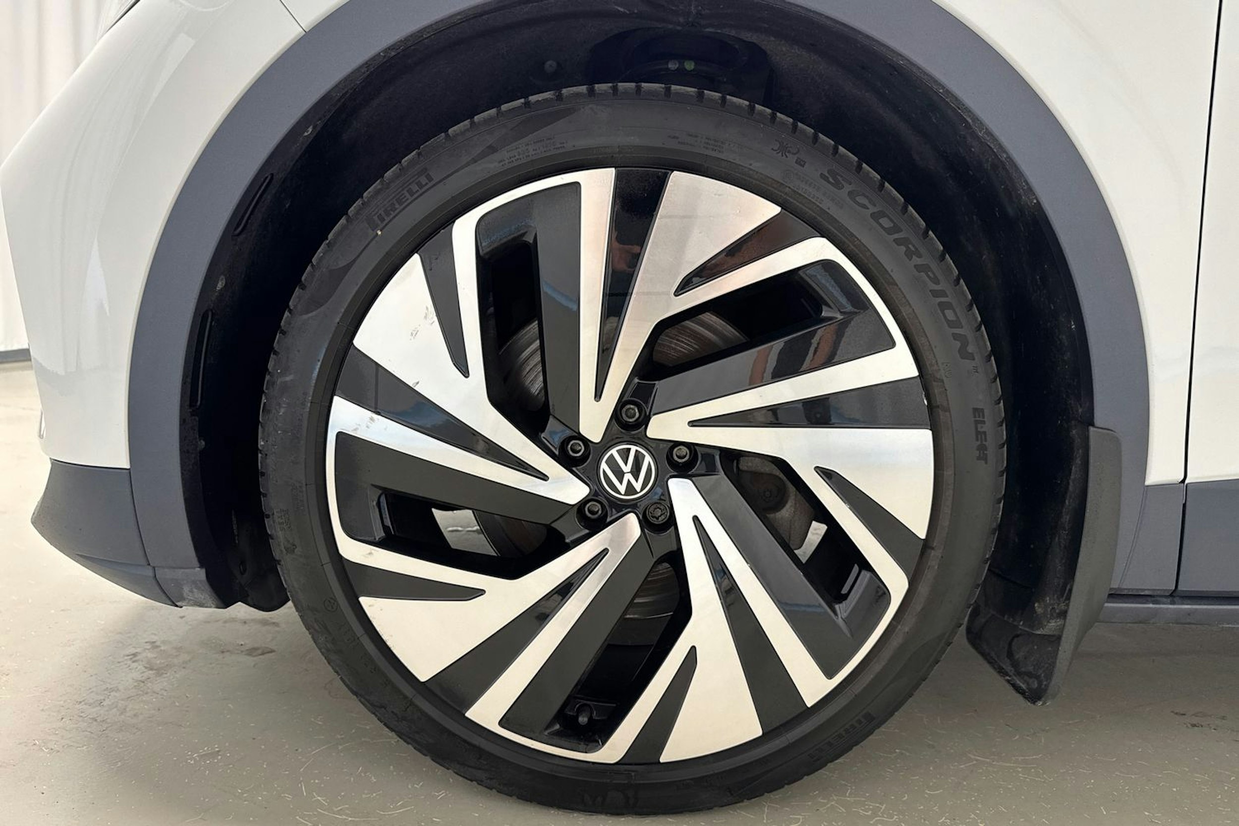 valkoinen Volkswagen ID.4 2021 kuva 13.