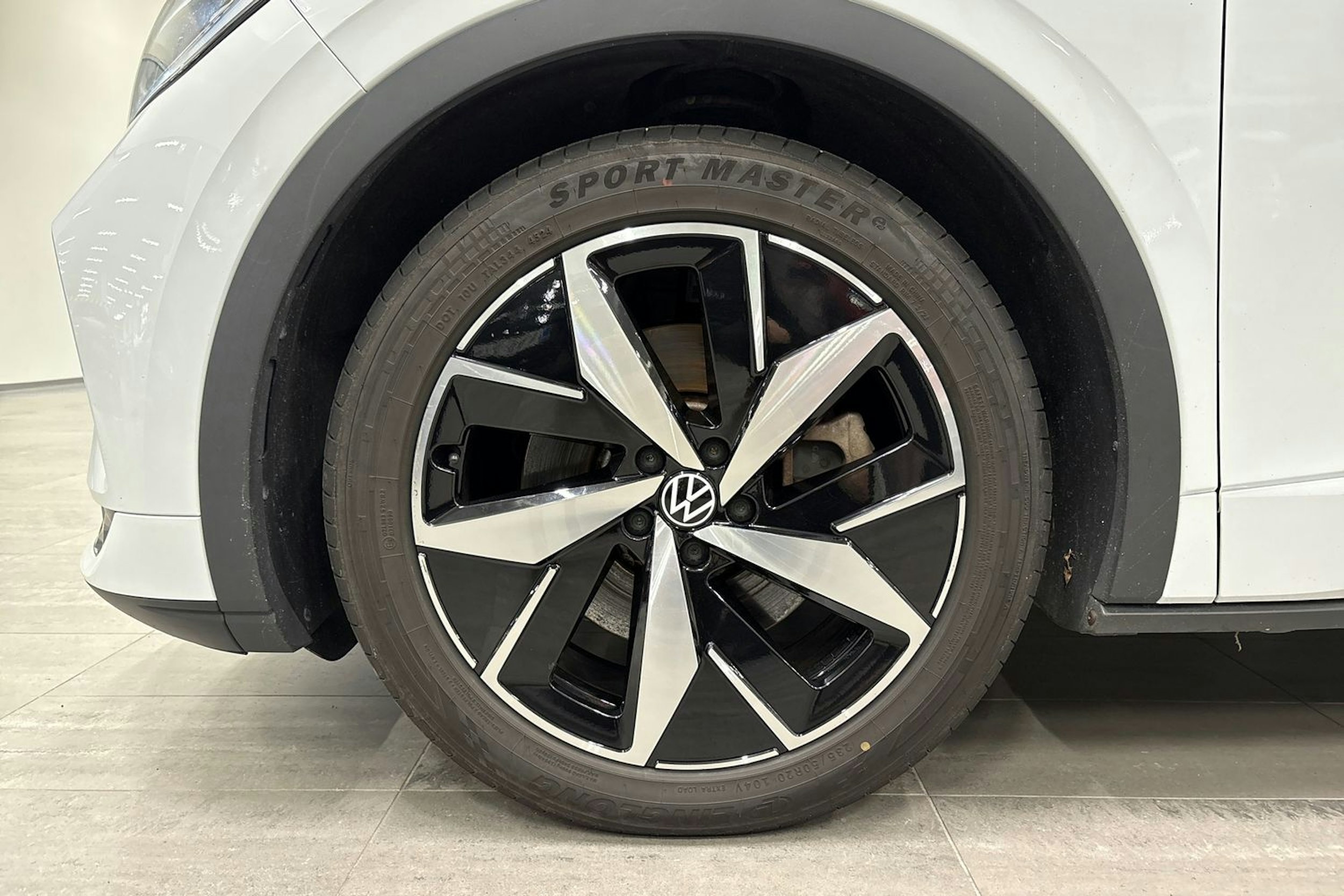 valkoinen Volkswagen ID.4 2021 kuva 11.