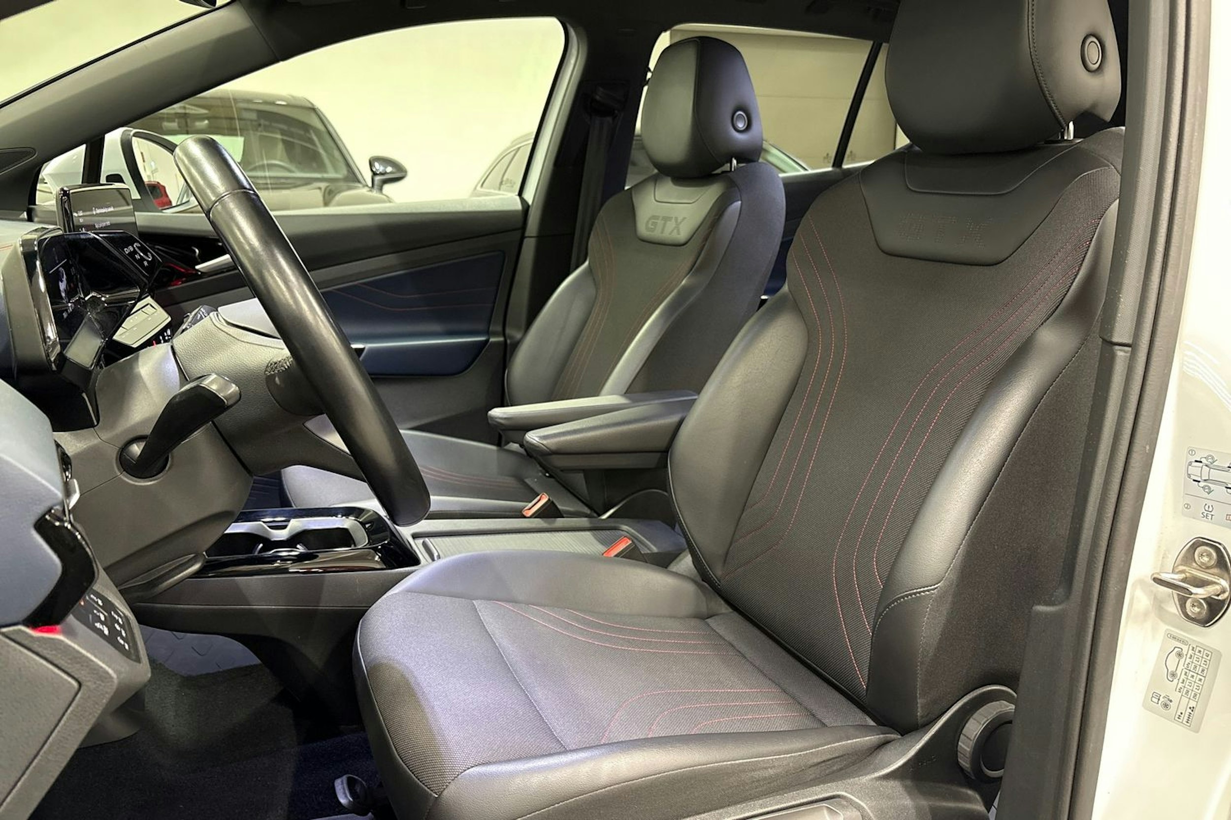 valkoinen Volkswagen ID.4 2021 kuva 14.