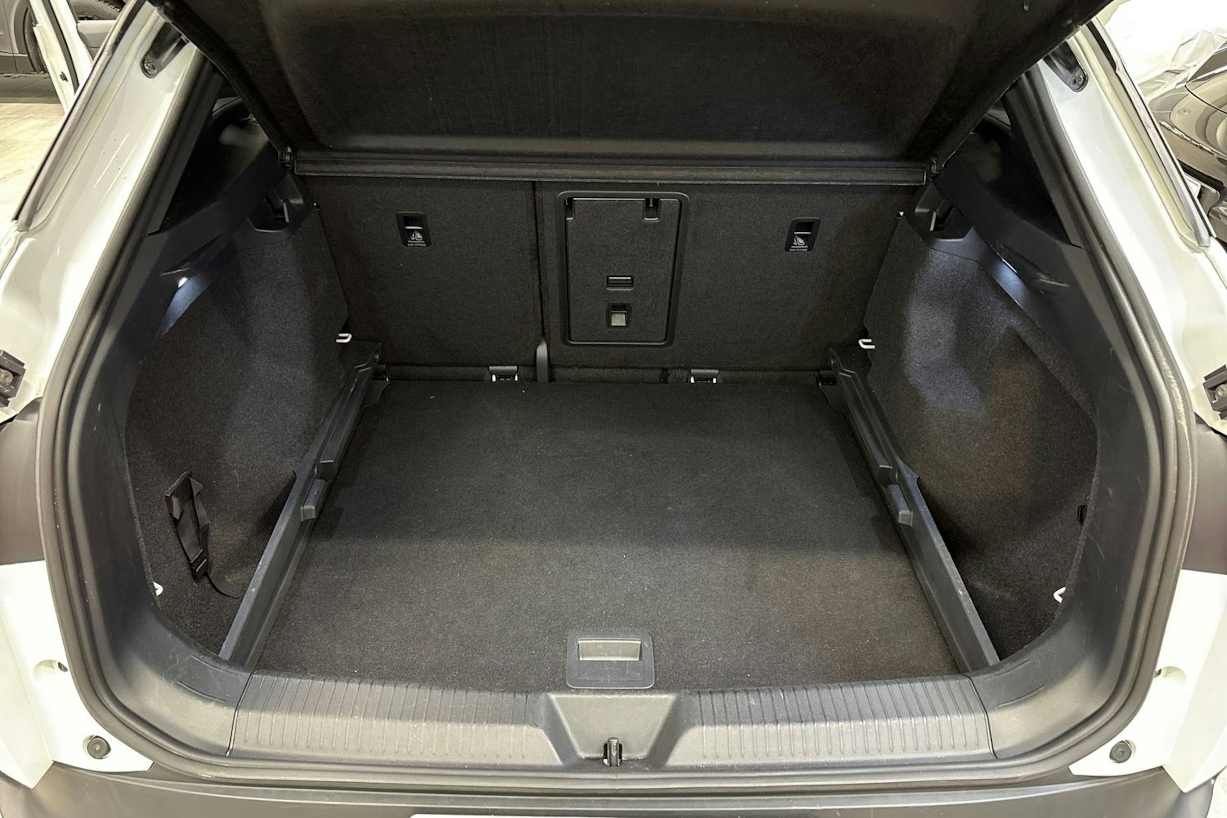 valkoinen Volkswagen ID.4 2021 kuva 17.