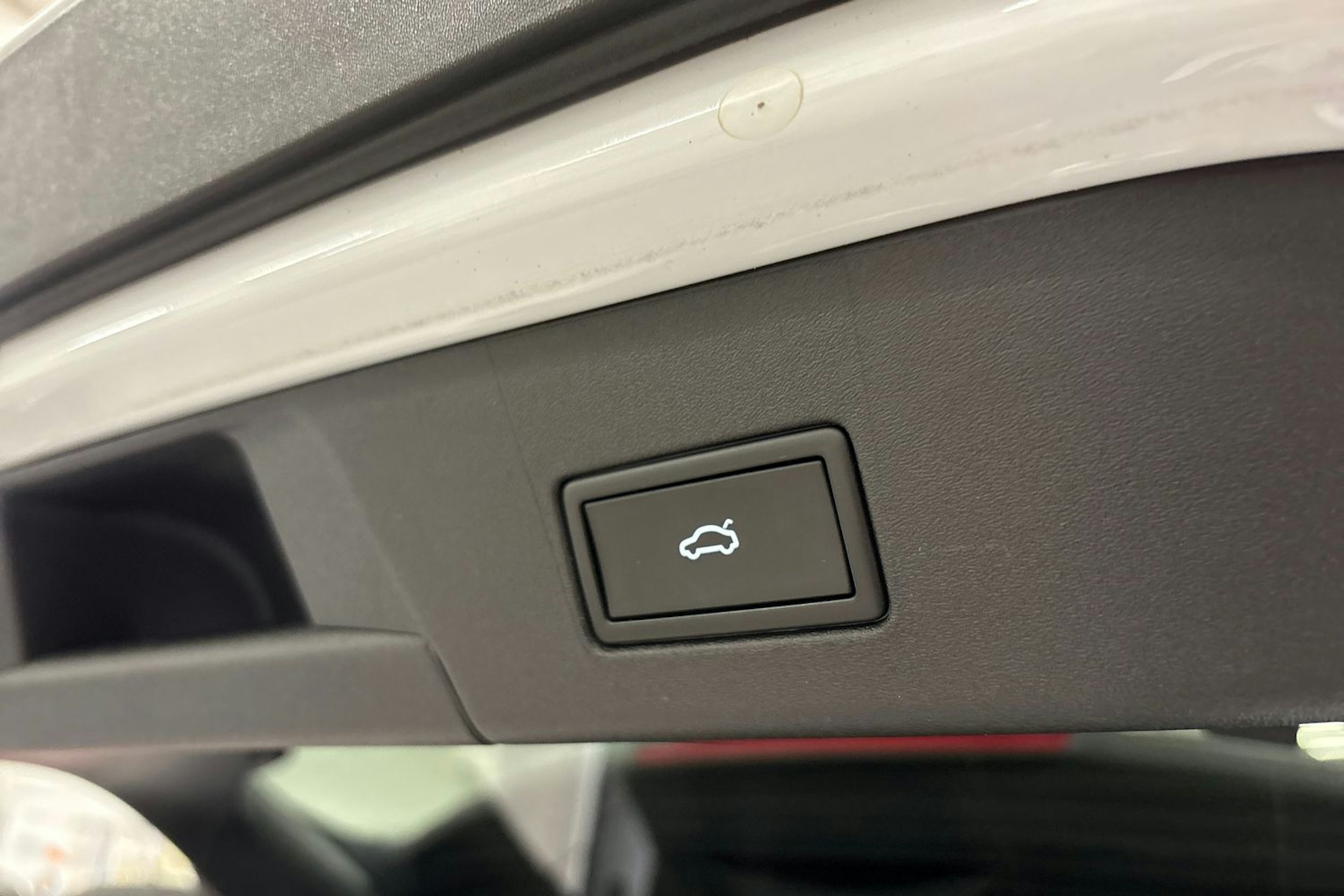 valkoinen Volkswagen ID.4 2021 kuva 18.