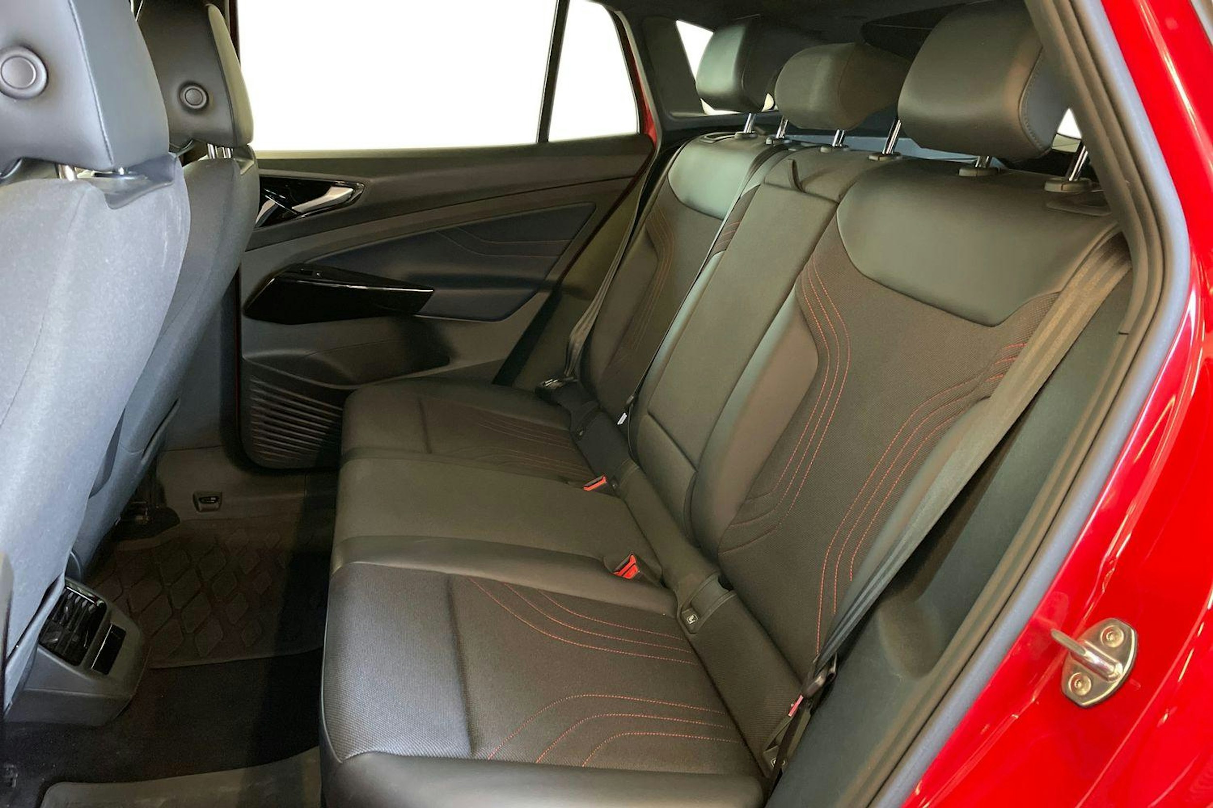 punainen Volkswagen ID.4 2021 kuva 10.