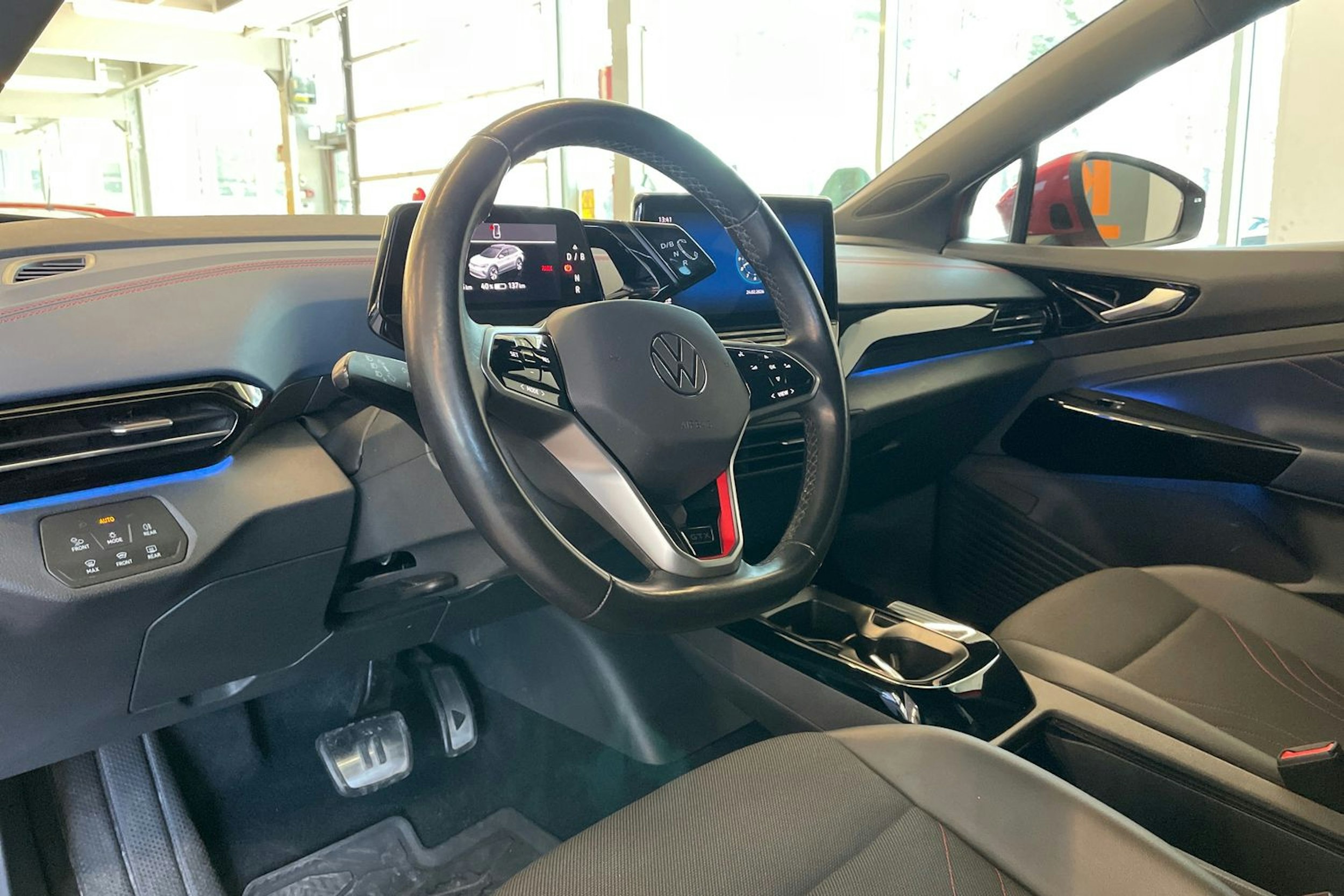 punainen Volkswagen ID.4 2021 kuva 16.