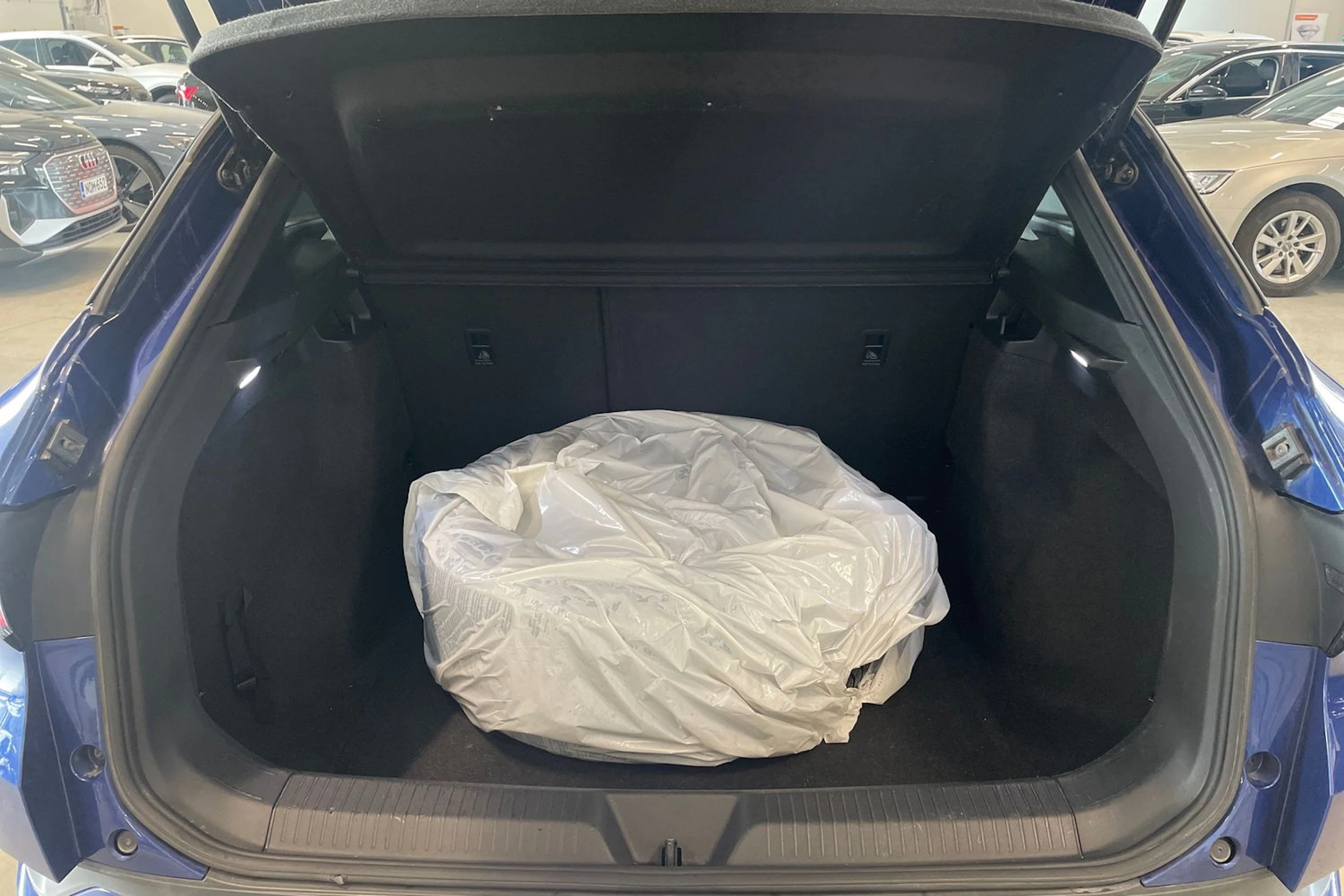 sininen Volkswagen ID.4 2021 kuva 29.