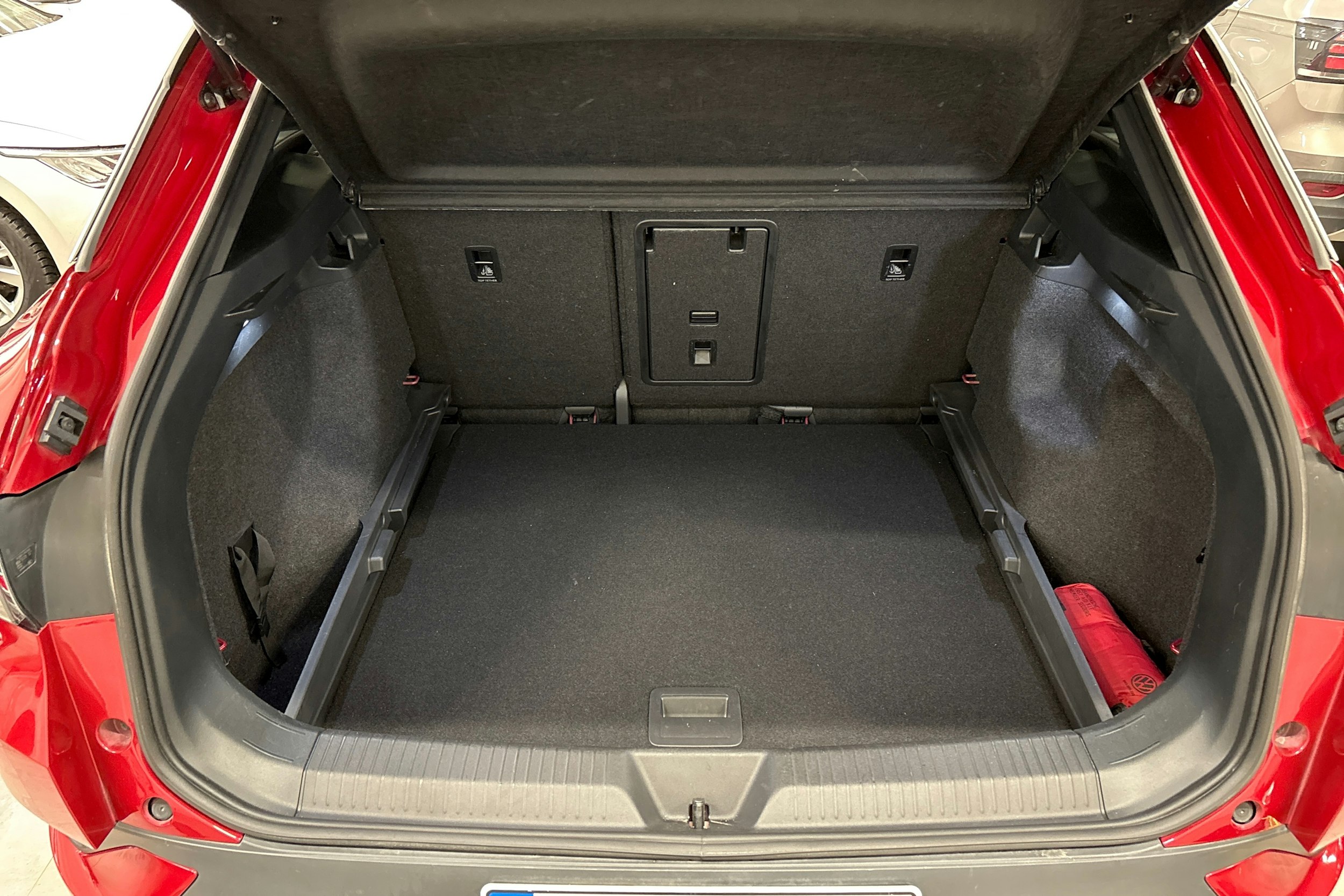 punainen Volkswagen ID.4 2021 kuva 17.
