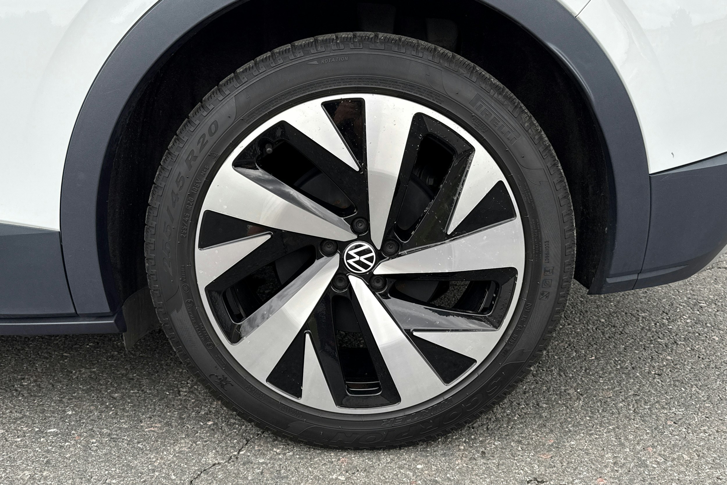 valkoinen Volkswagen ID.4 2021 kuva 10.