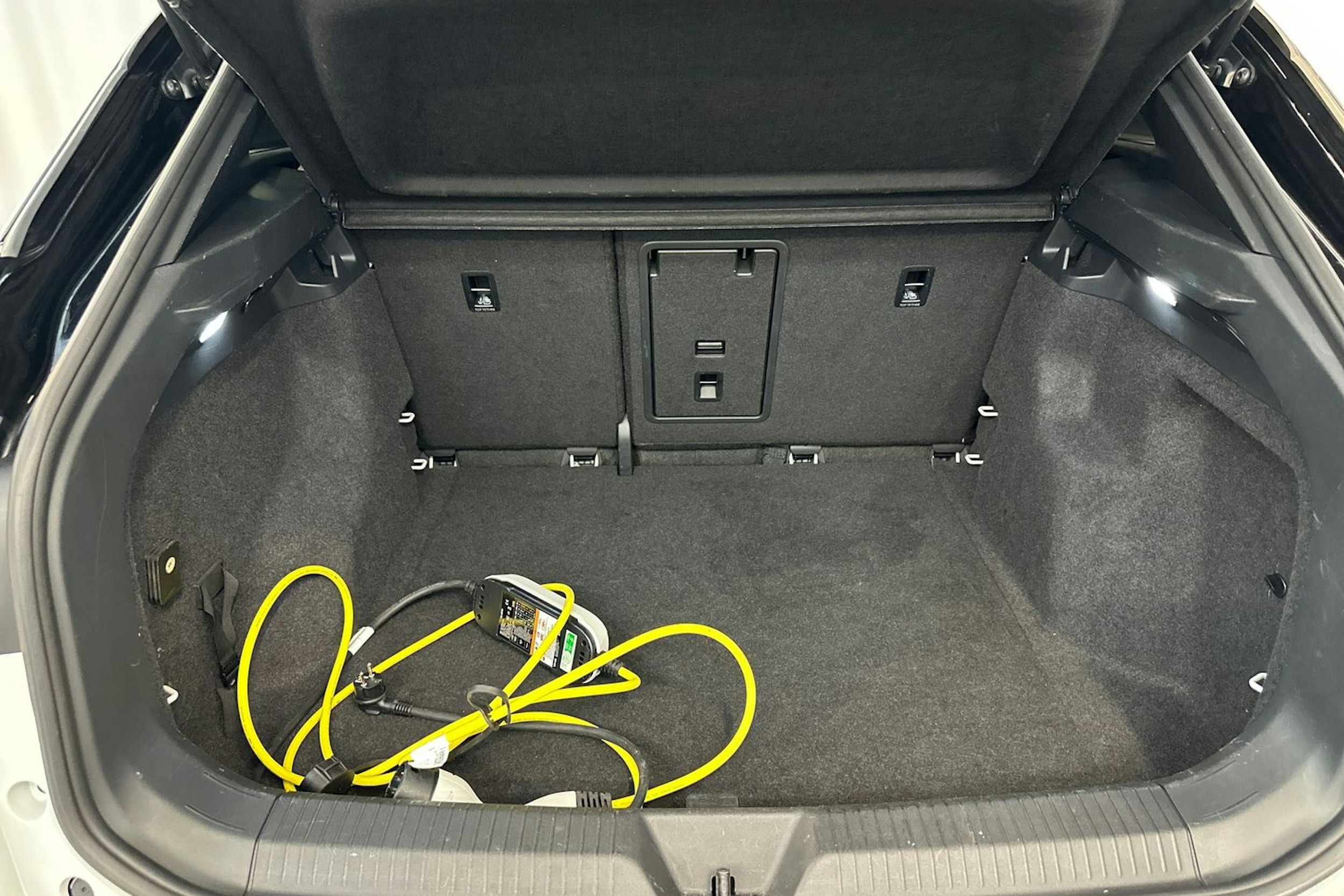 valkoinen Volkswagen ID.4 2021 kuva 35.