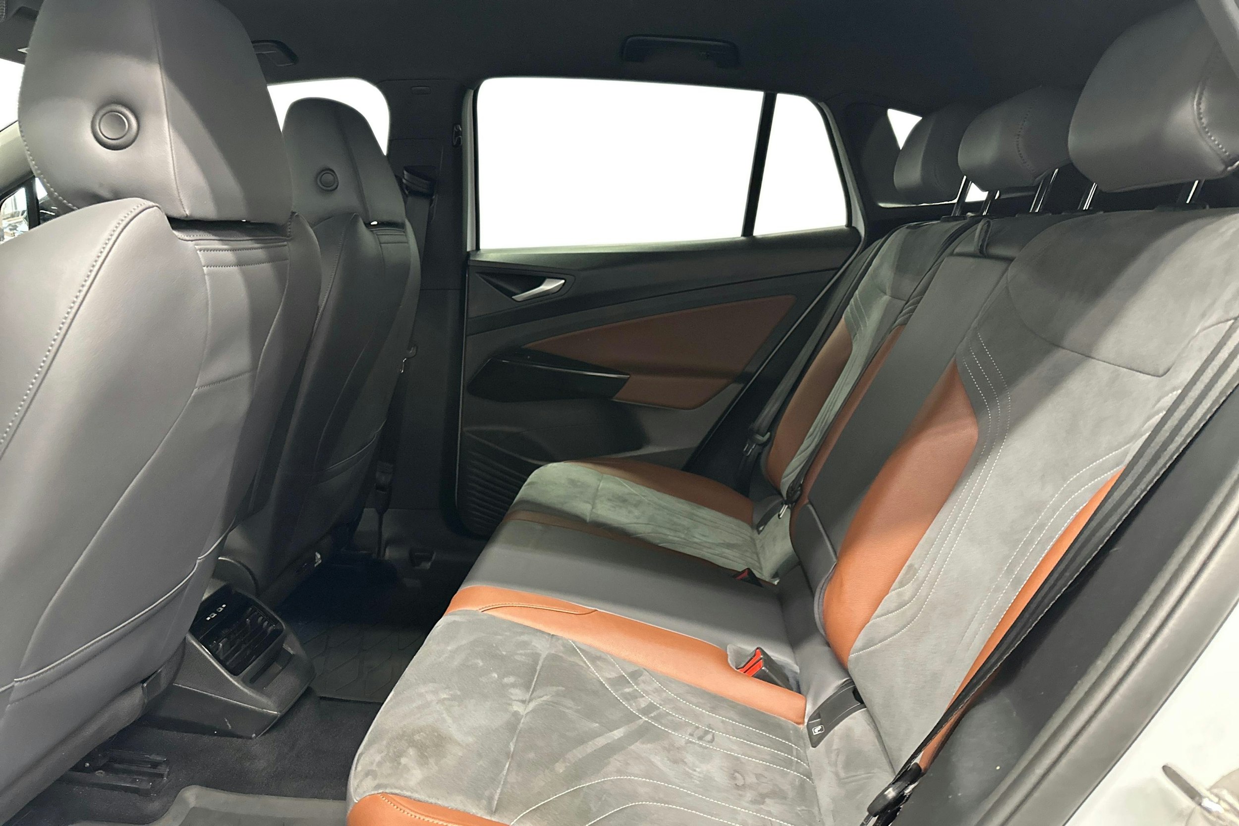 valkoinen Volkswagen ID.4 2021 kuva 10.