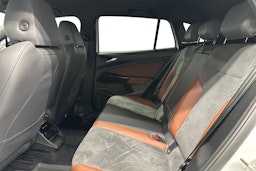 valkoinen Volkswagen ID.4 2021 kuva 10.