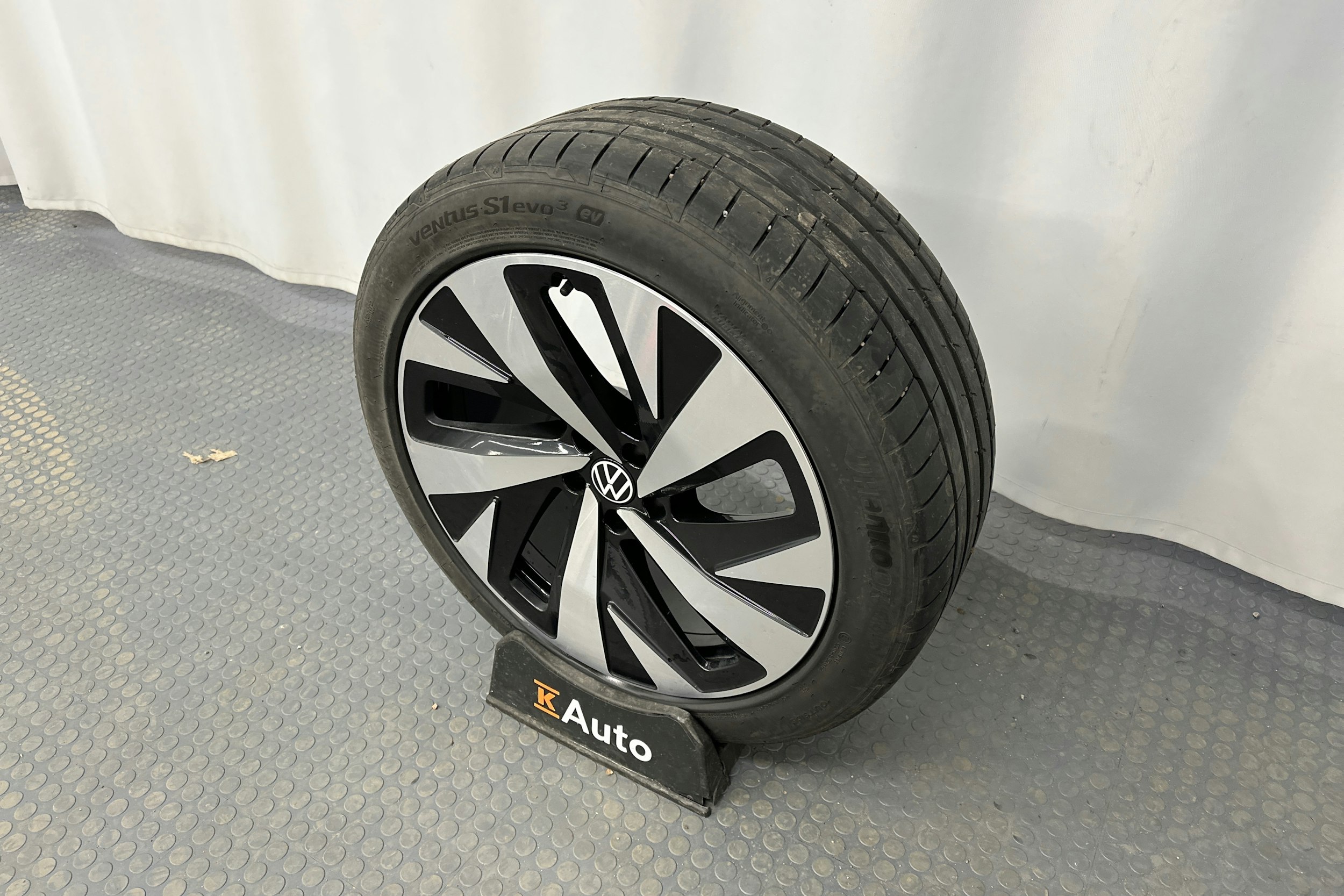 valkoinen Volkswagen ID.4 2021 kuva 13.