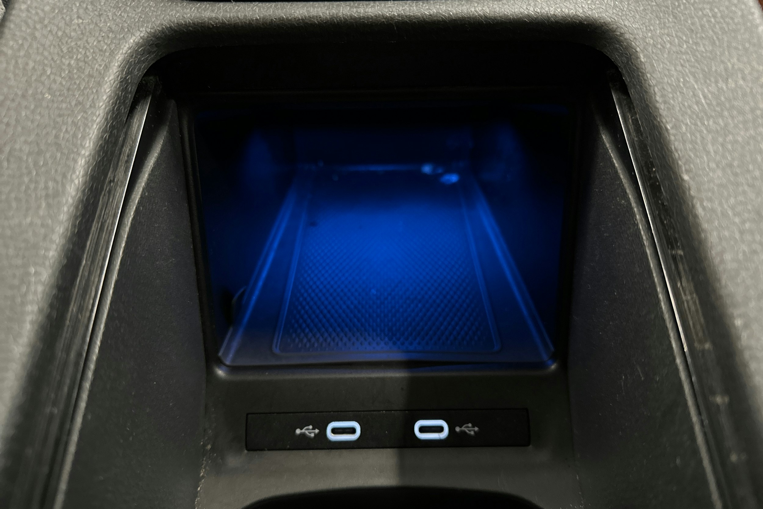 valkoinen Volkswagen ID.4 2021 kuva 24.