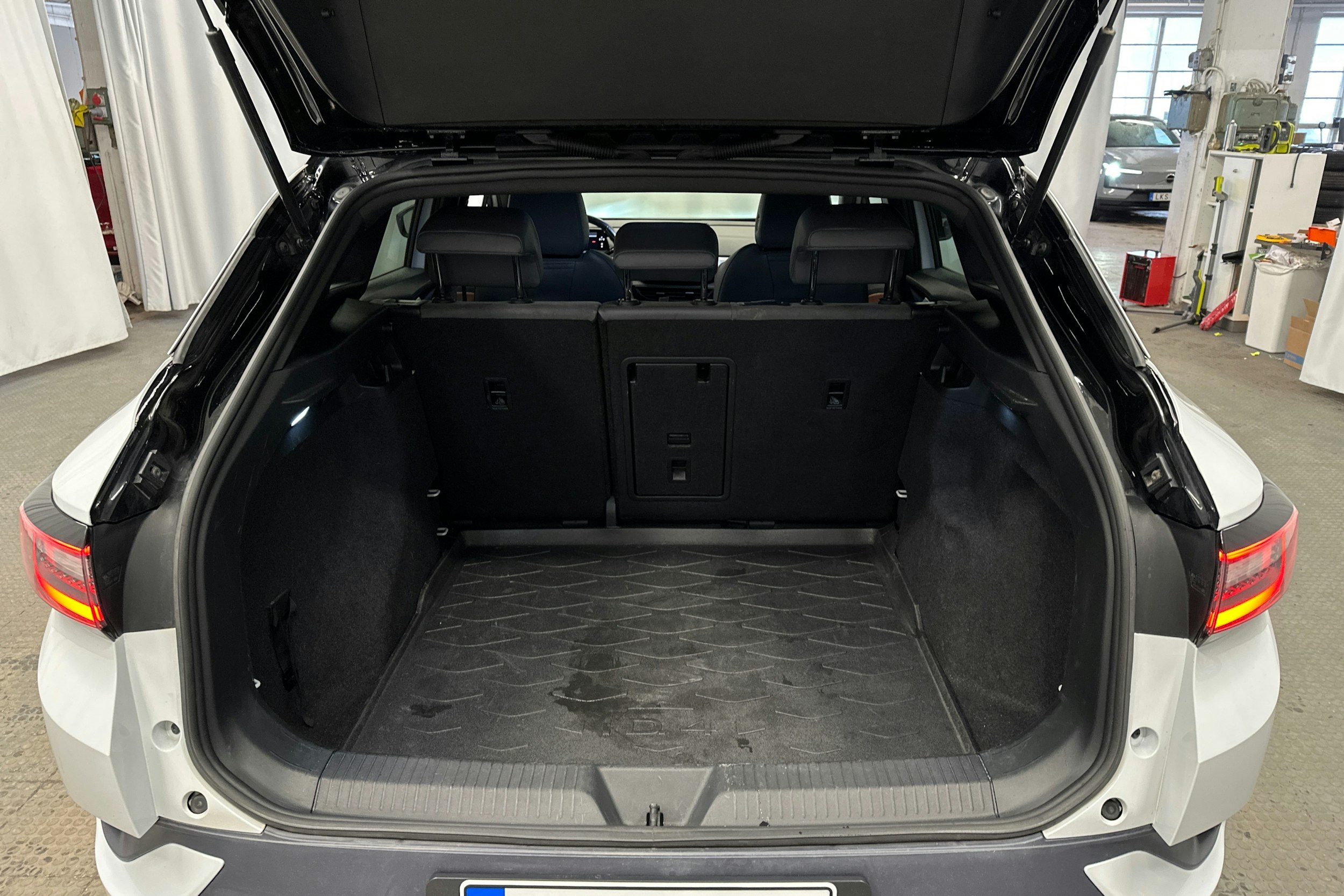 valkoinen Volkswagen ID.4 2021 kuva 26.