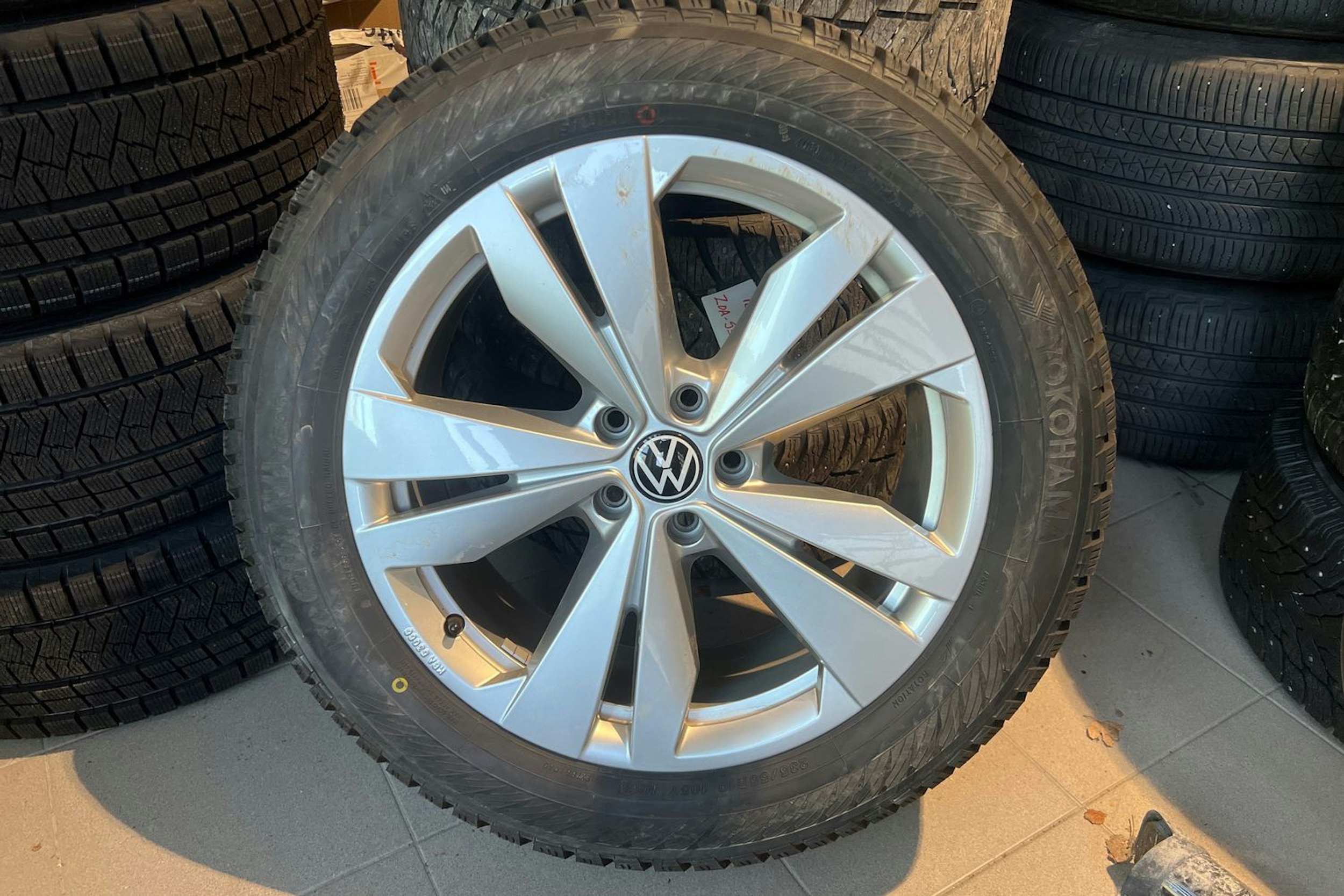 Valkoinen Volkswagen ID.4 2021 kuva 13.