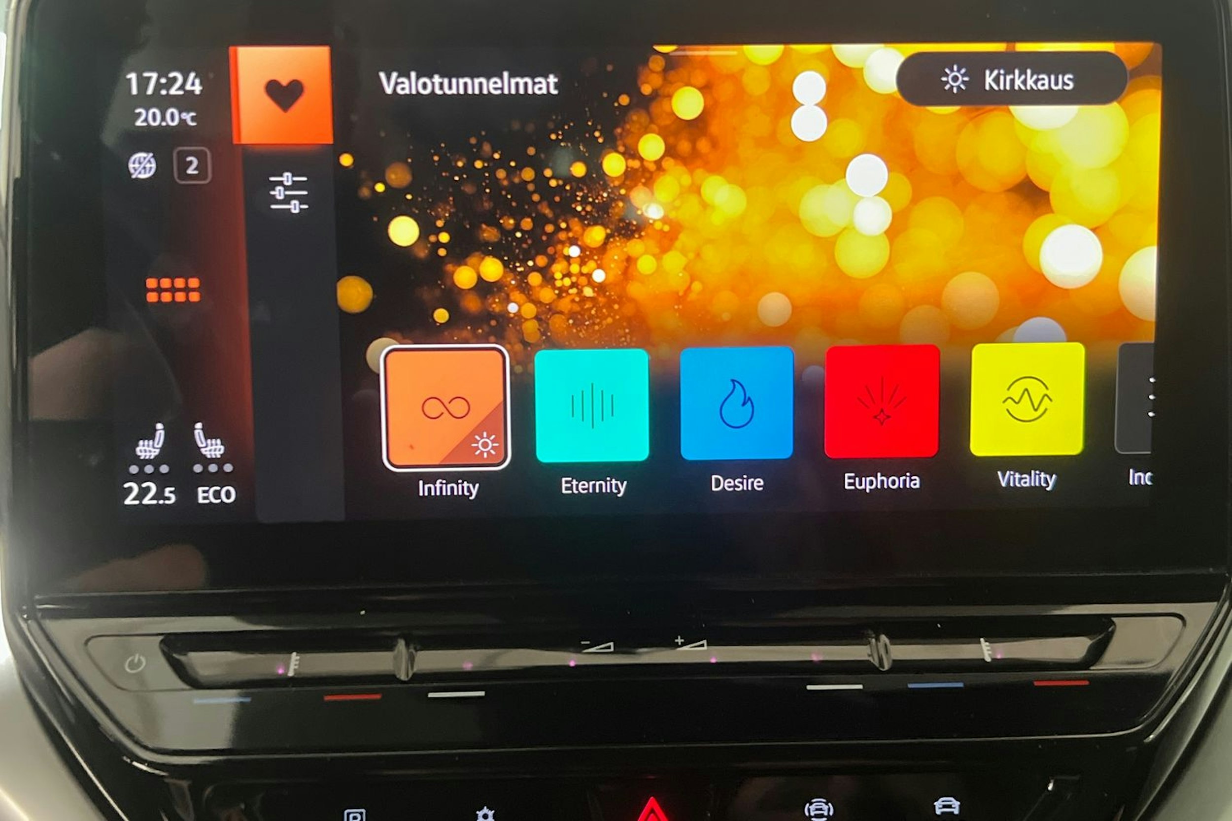 Valkoinen Volkswagen ID.4 2021 kuva 18.
