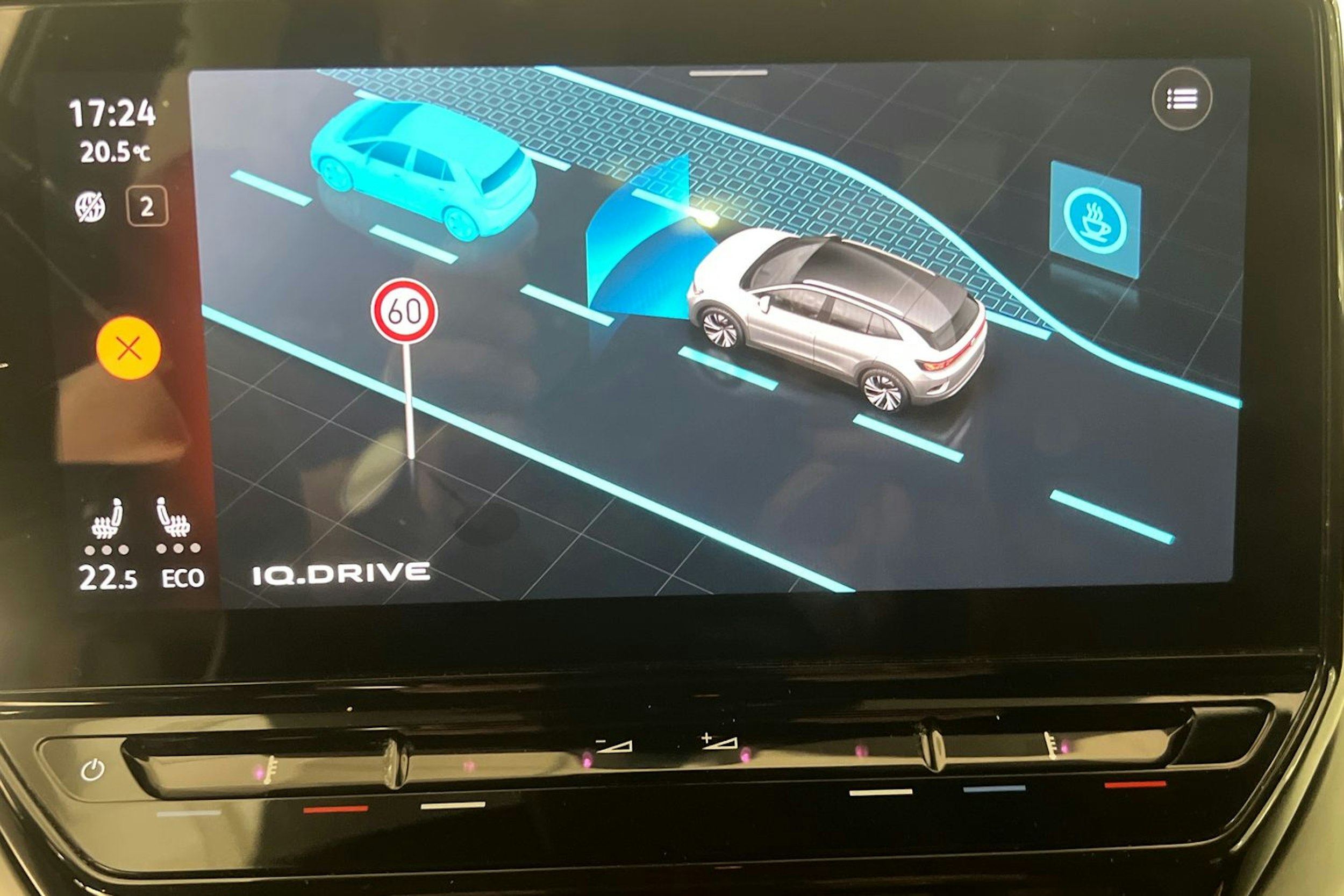Valkoinen Volkswagen ID.4 2021 kuva 19.