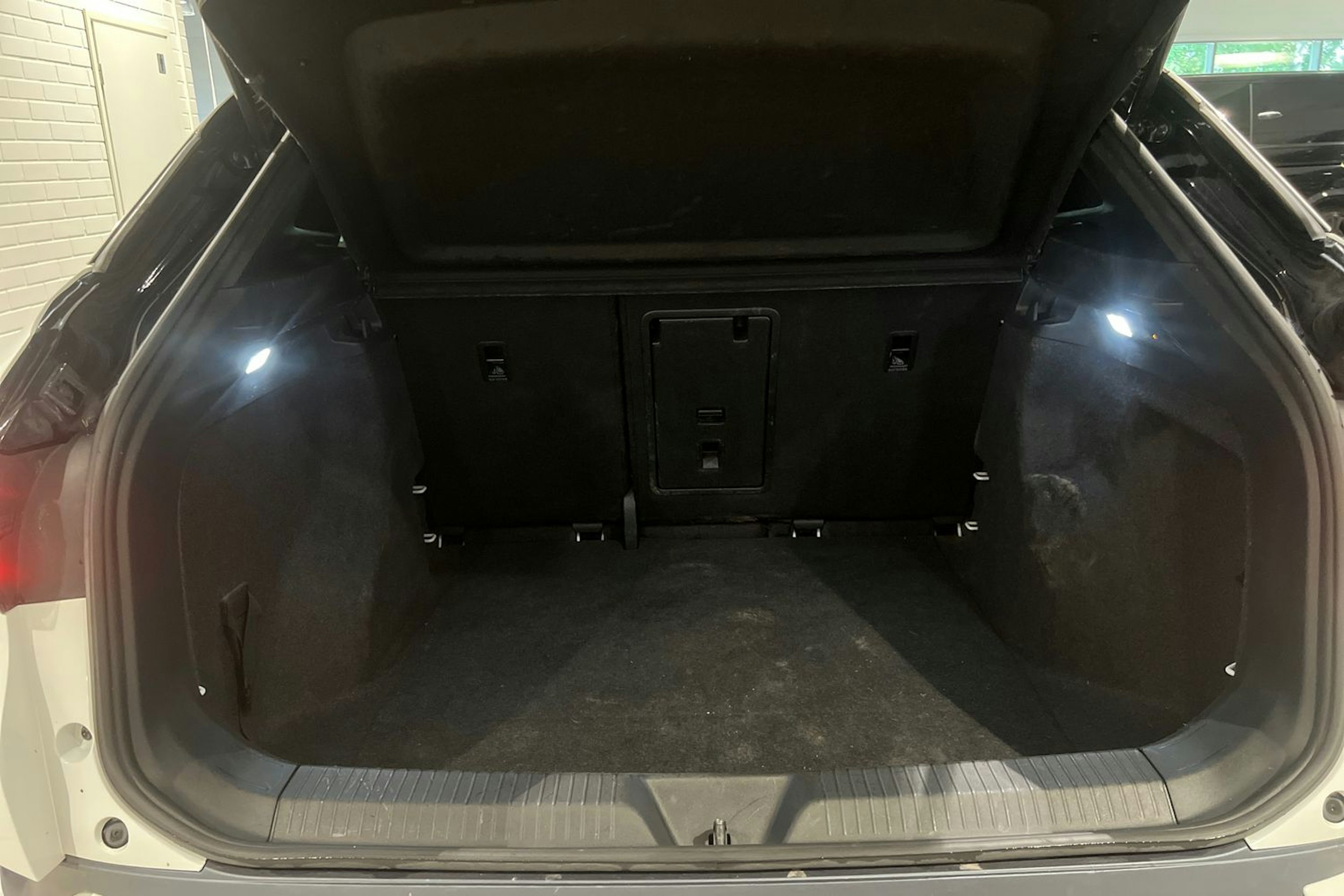 Valkoinen Volkswagen ID.4 2021 kuva 21.