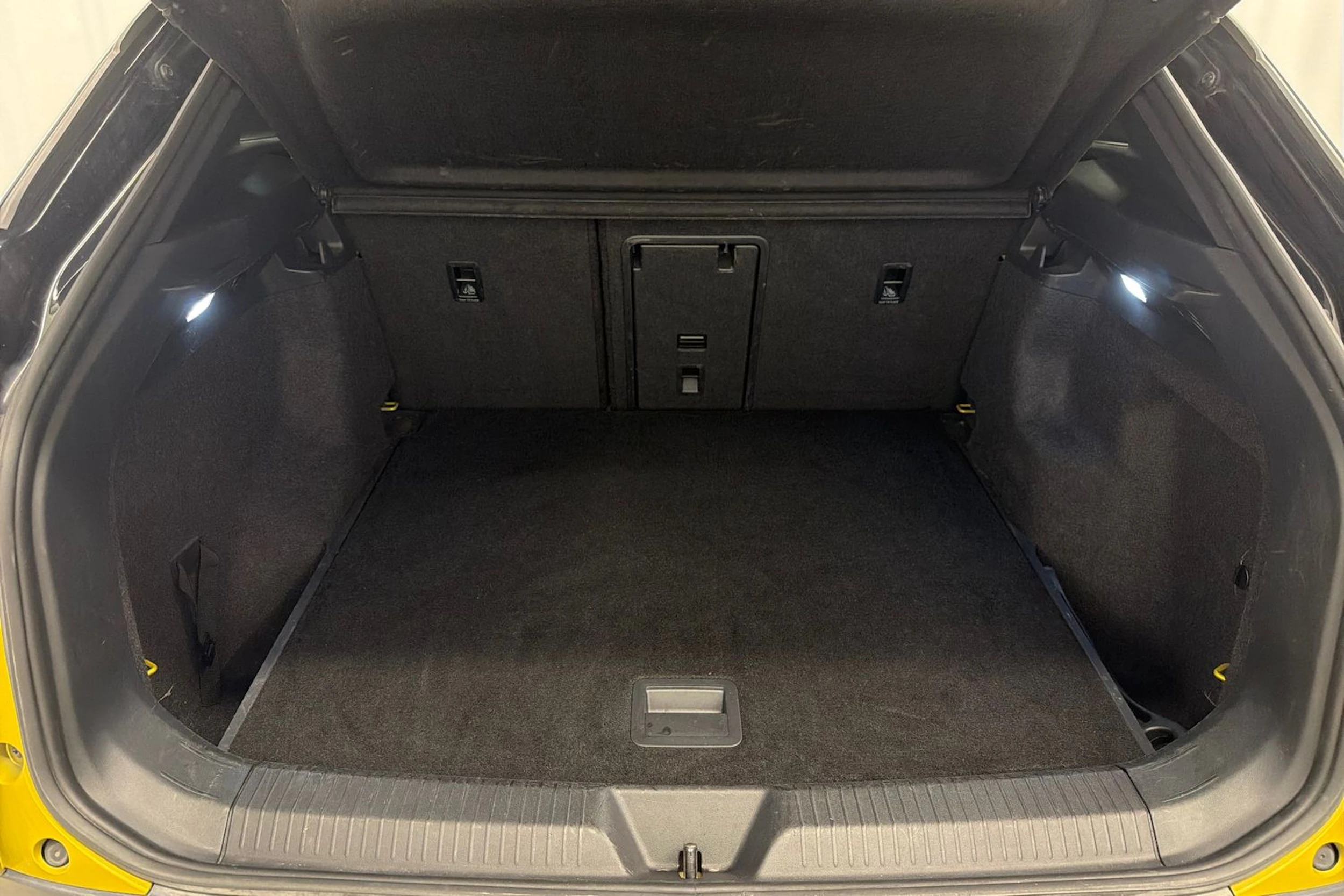 keltainen Volkswagen ID.4 2021 kuva 11.
