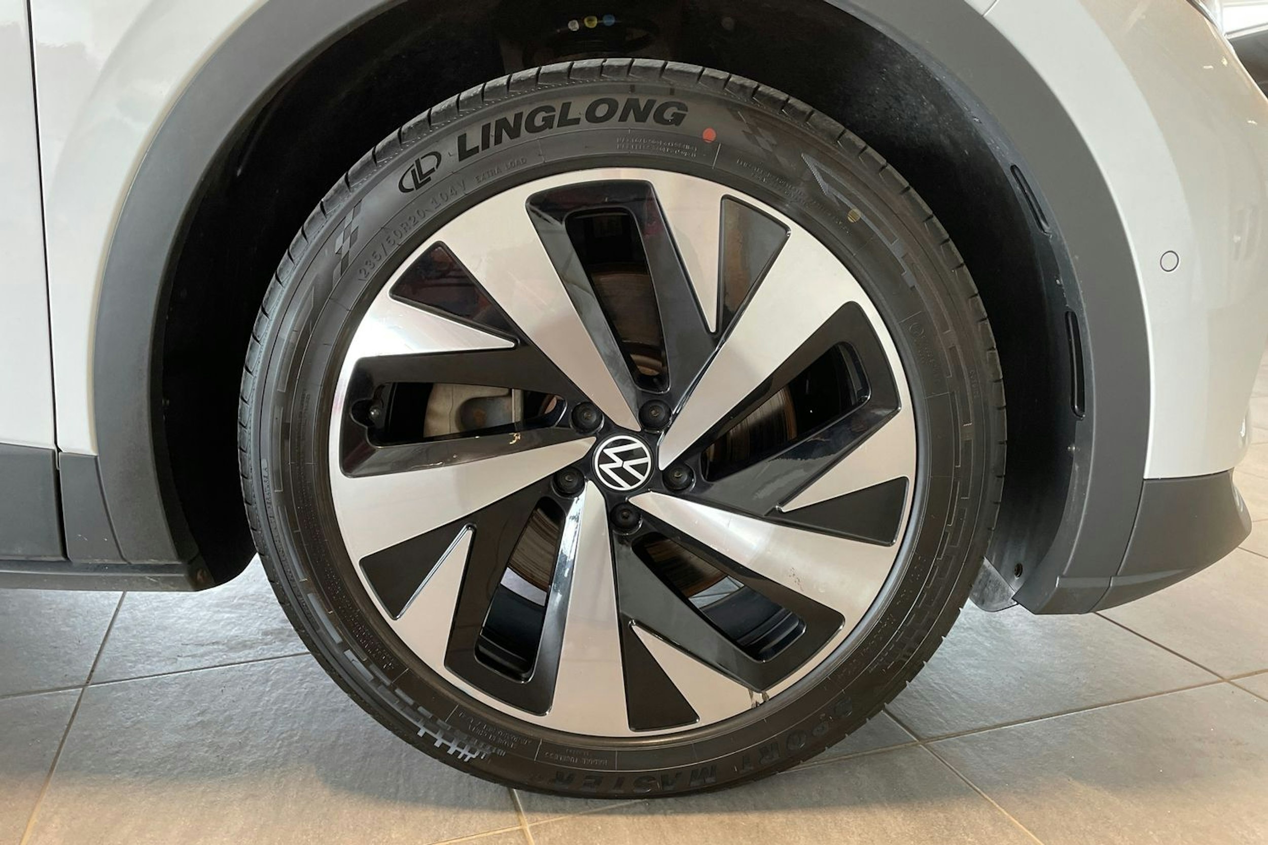 Valkoinen Volkswagen ID.4 2022 kuva 13.