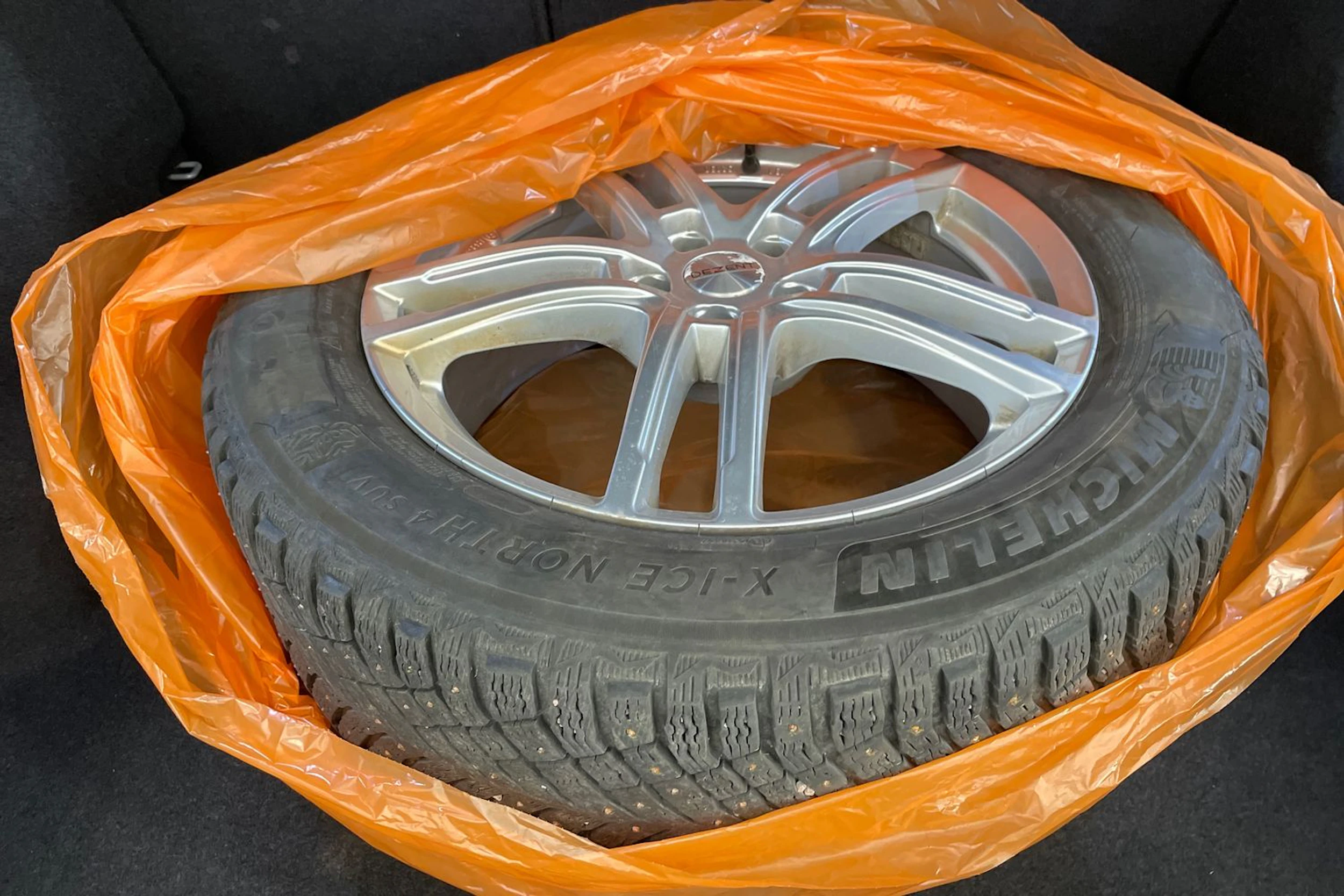 harmaa Volkswagen ID.4 2022 kuva 10.