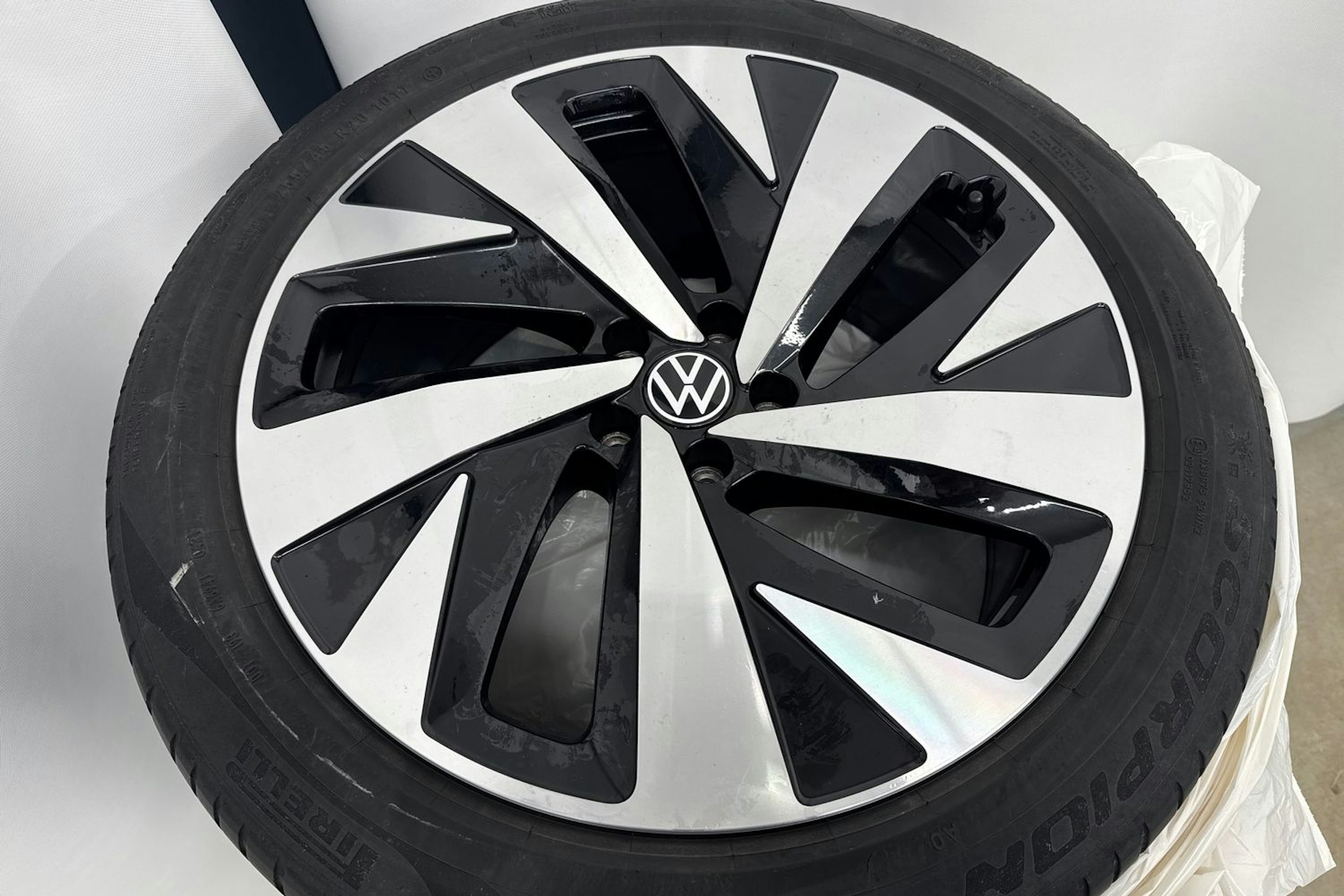 harmaa Volkswagen ID.4 2022 kuva 28.