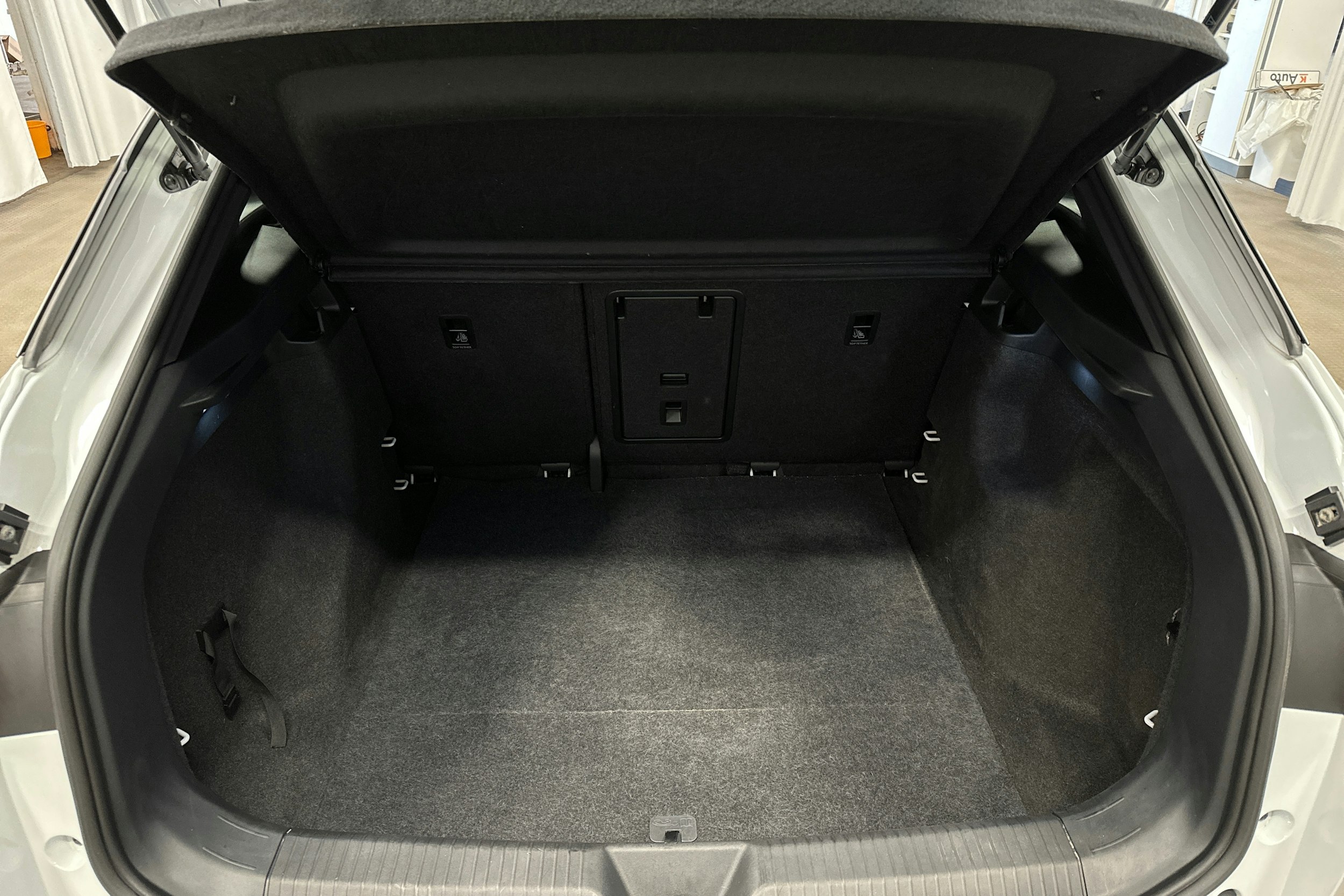 valkoinen Volkswagen ID.4 2022 kuva 14.