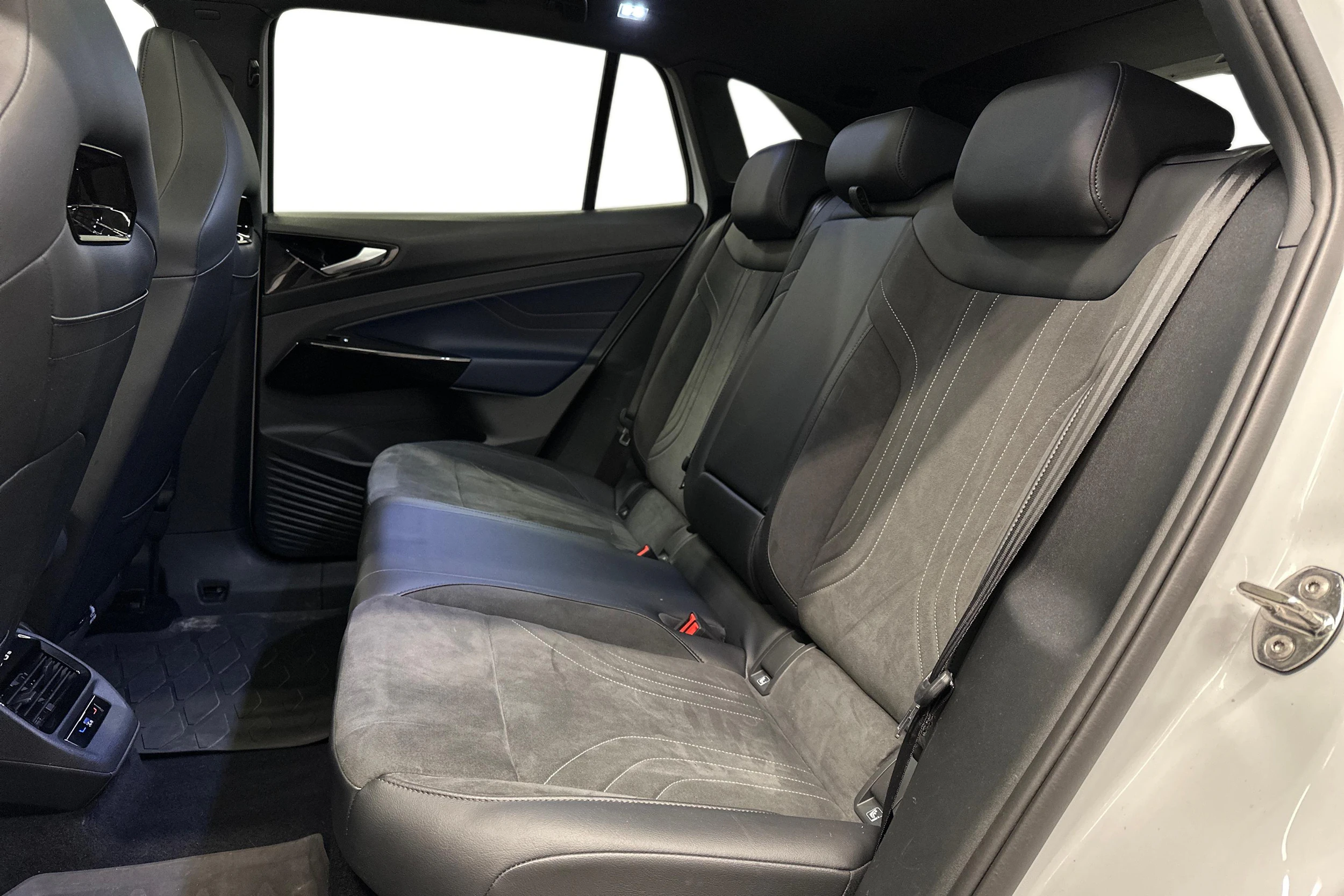 valkoinen Volkswagen ID.4 2022 kuva 8.