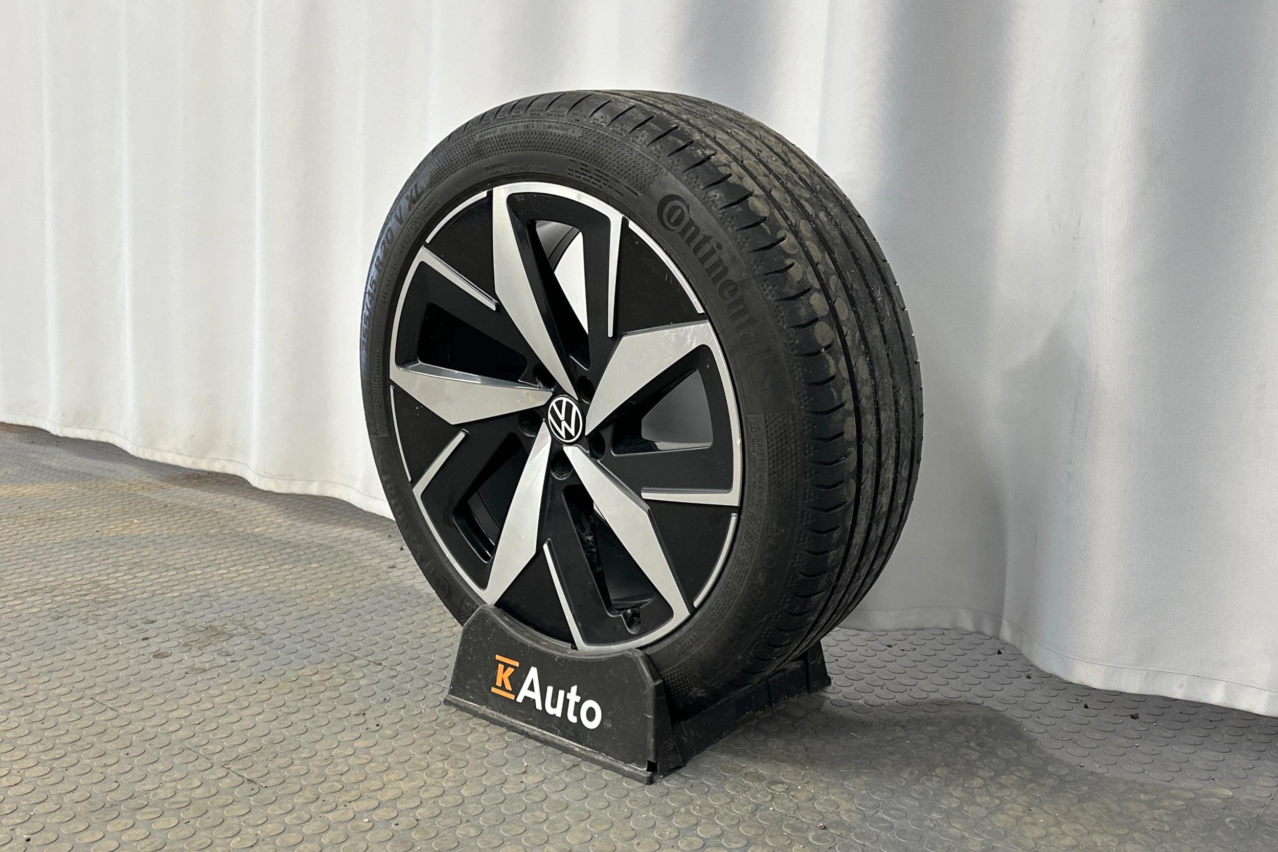 valkoinen Volkswagen ID.4 2022 kuva 10.