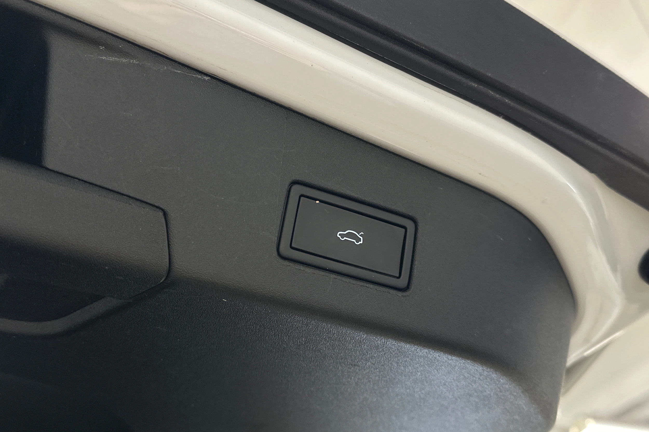 valkoinen Volkswagen ID.4 2022 kuva 12.