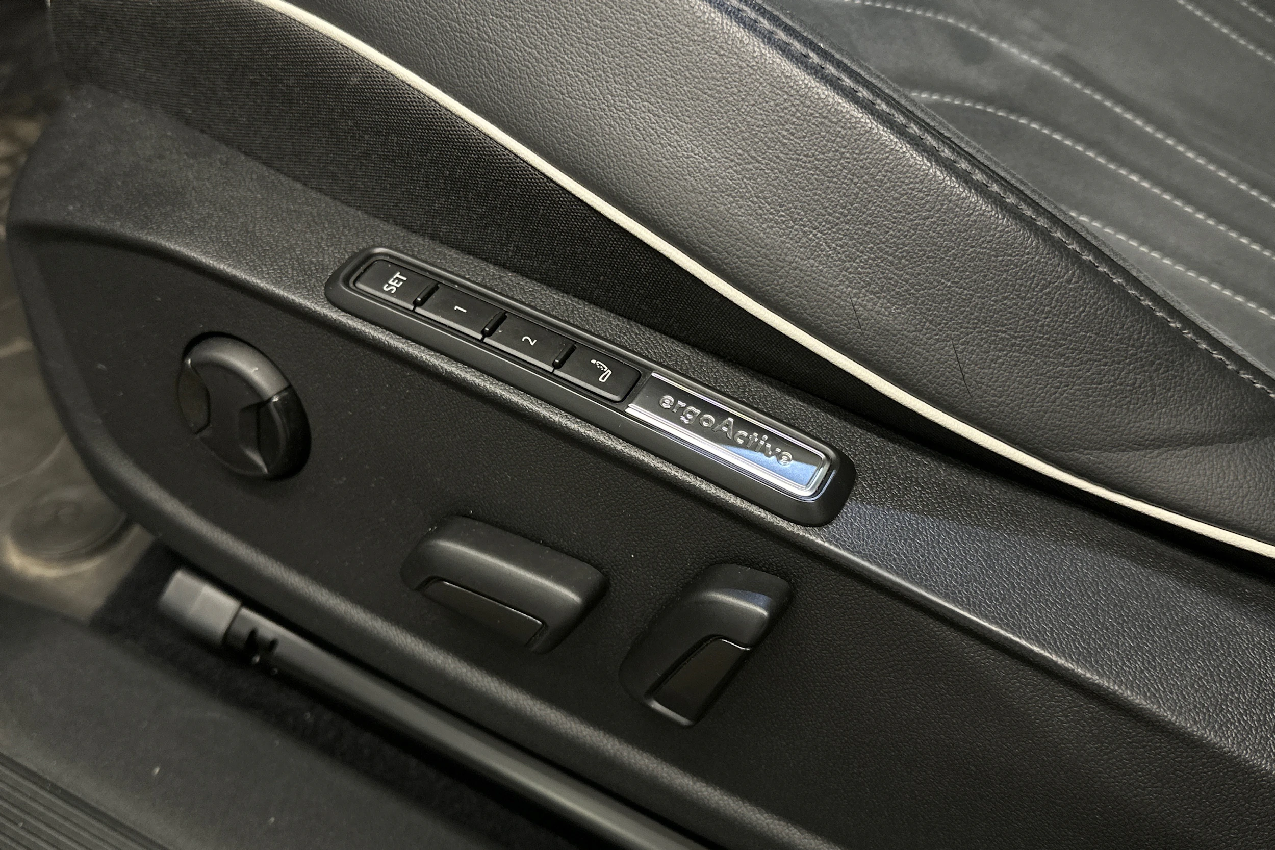 valkoinen Volkswagen ID.4 2022 kuva 15.