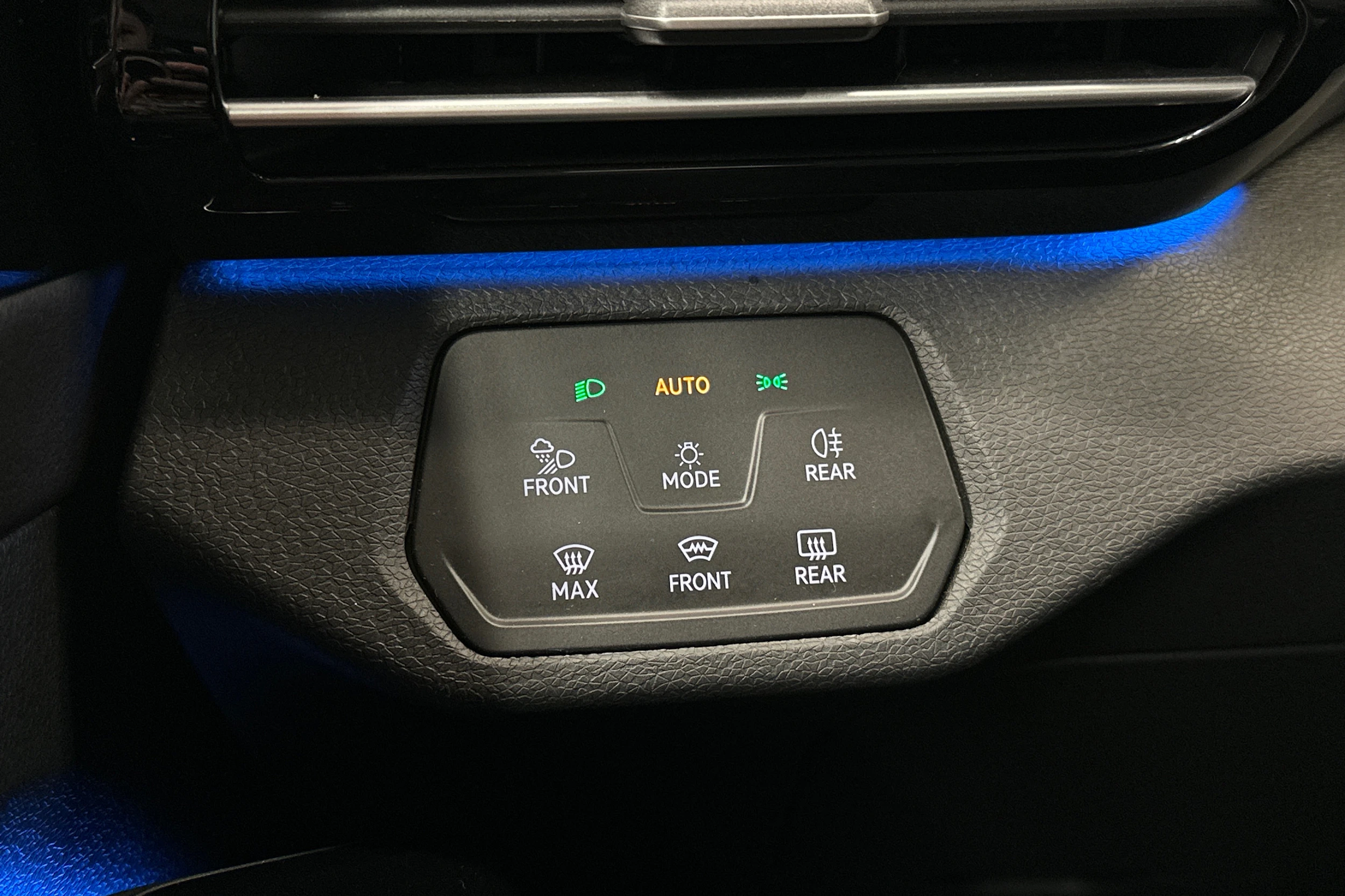 valkoinen Volkswagen ID.4 2022 kuva 19.