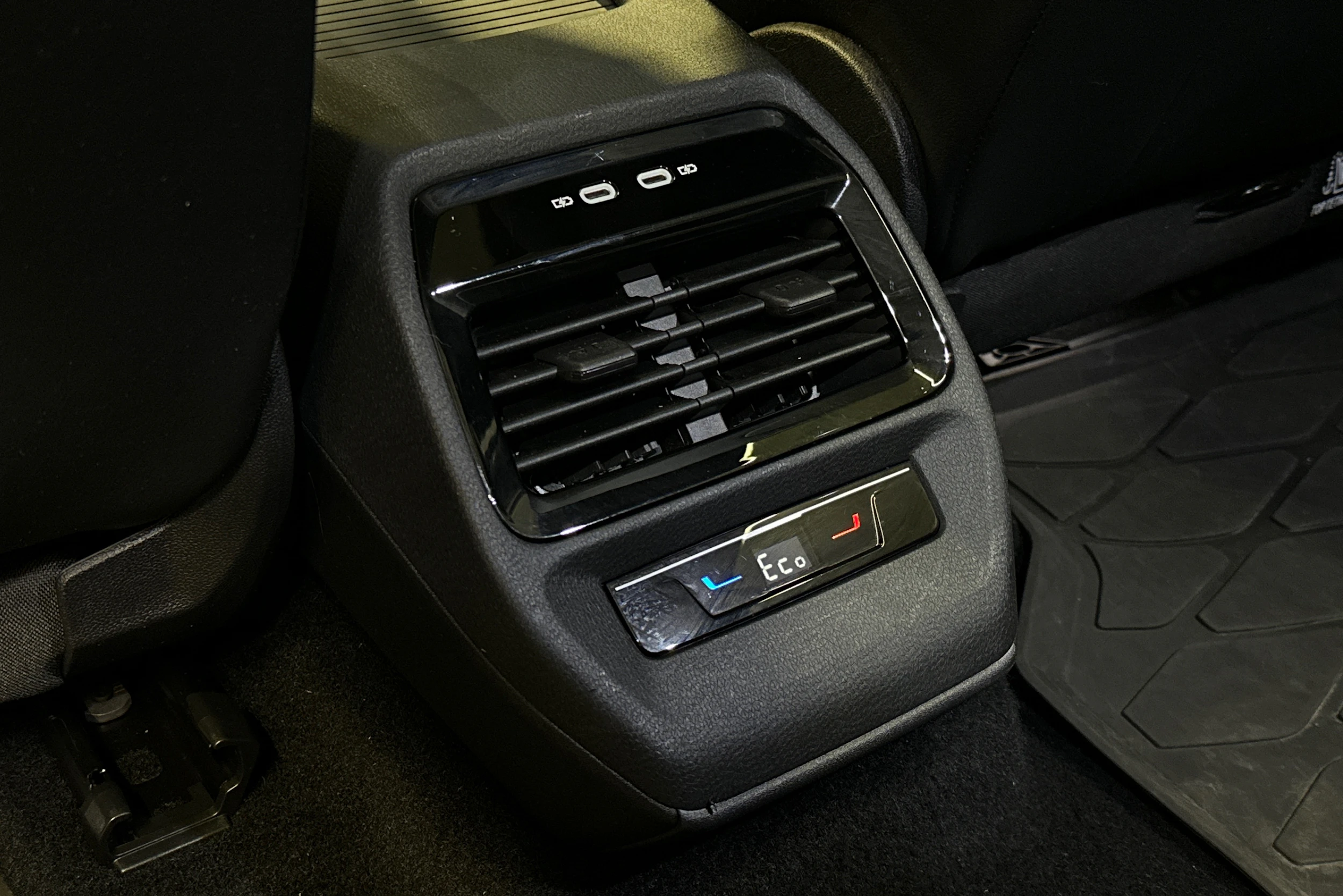 valkoinen Volkswagen ID.4 2022 kuva 30.