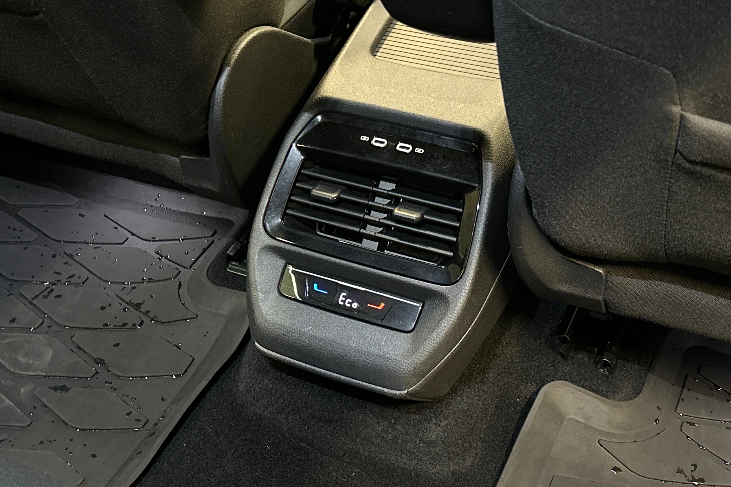 harmaa Volkswagen ID.4 2022 kuva 33.