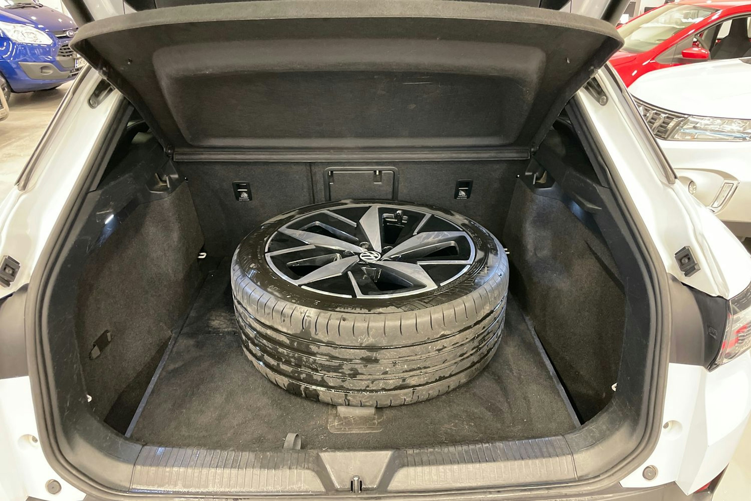 Valkoinen Volkswagen ID.4 2022 kuva 16.