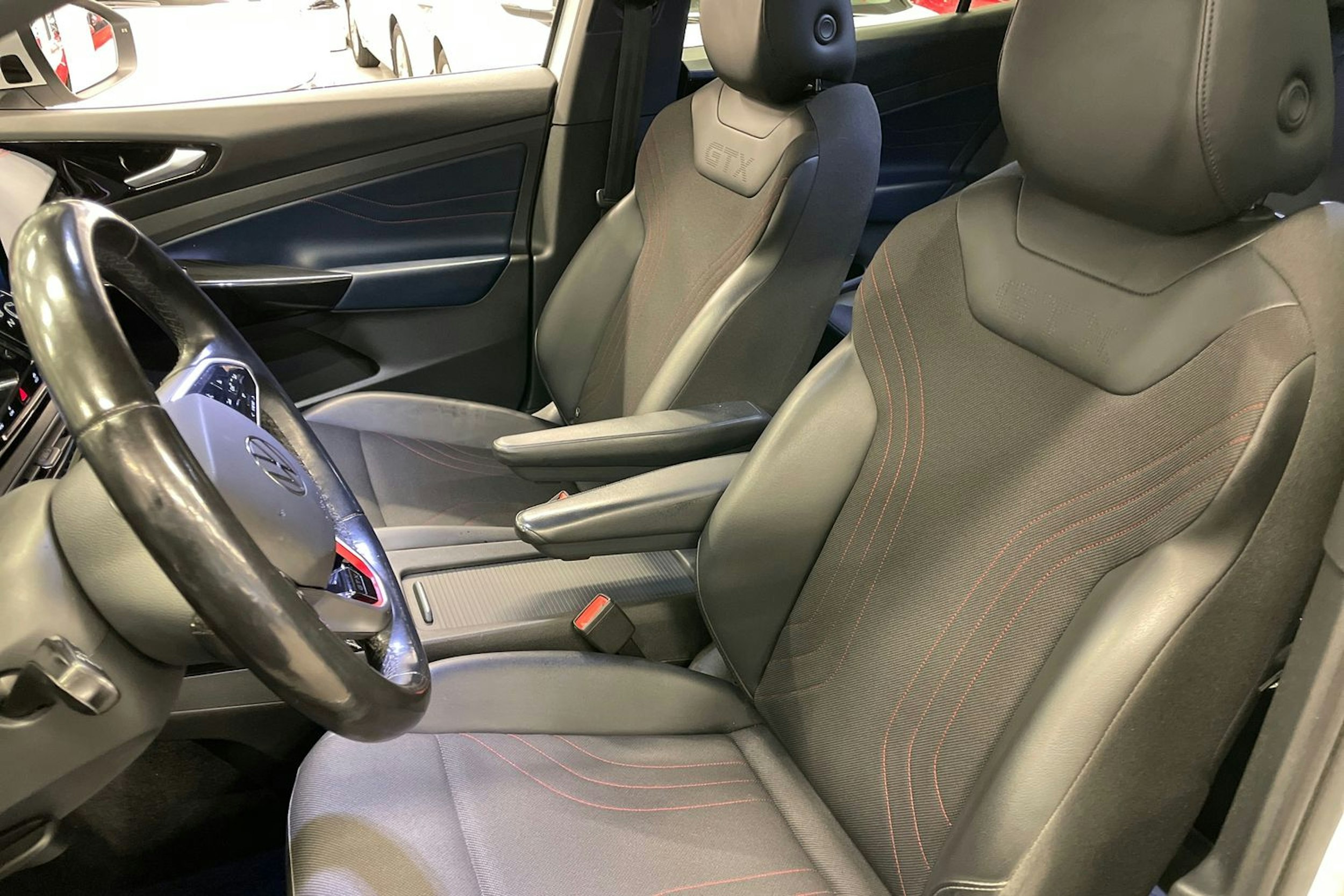 Valkoinen Volkswagen ID.4 2022 kuva 17.