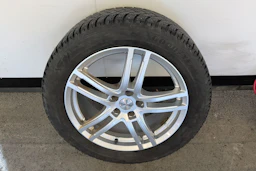 valkoinen Volkswagen ID.4 2022 kuva 10.