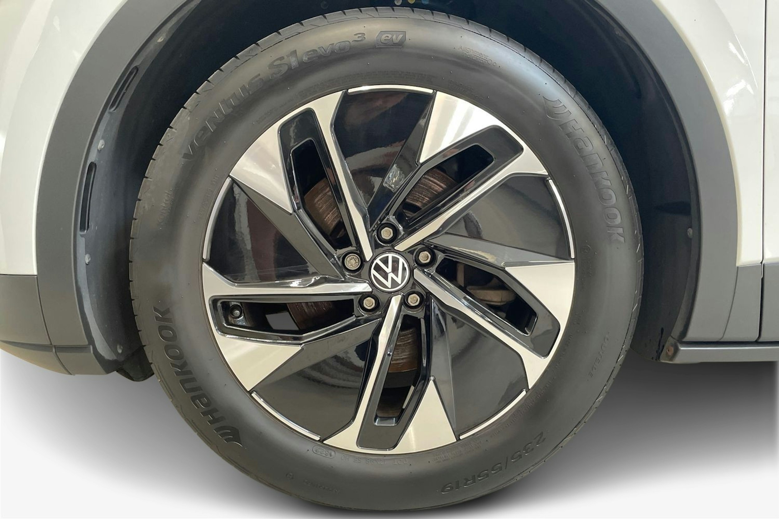 valkoinen Volkswagen ID.4 2022 kuva 11.