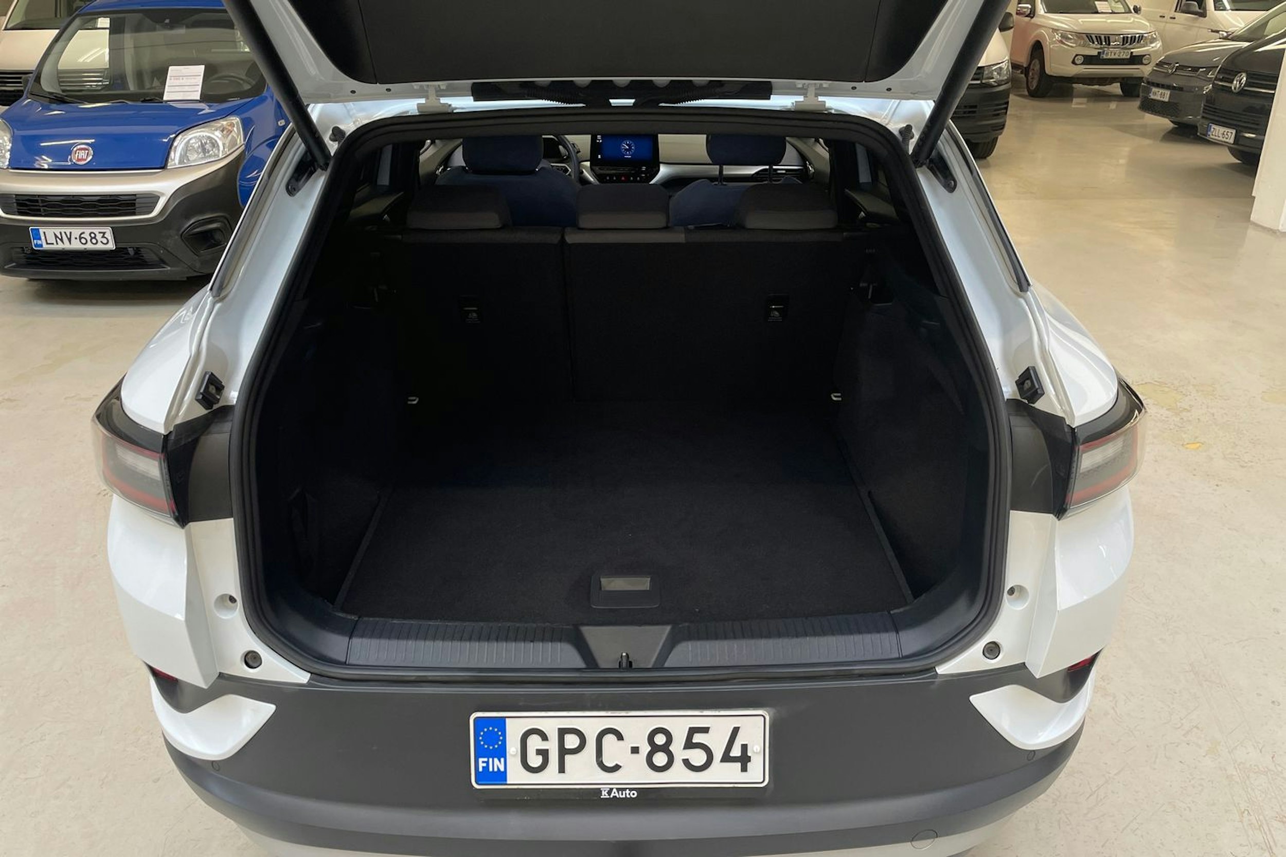 valkoinen Volkswagen ID.4 2022 kuva 14.