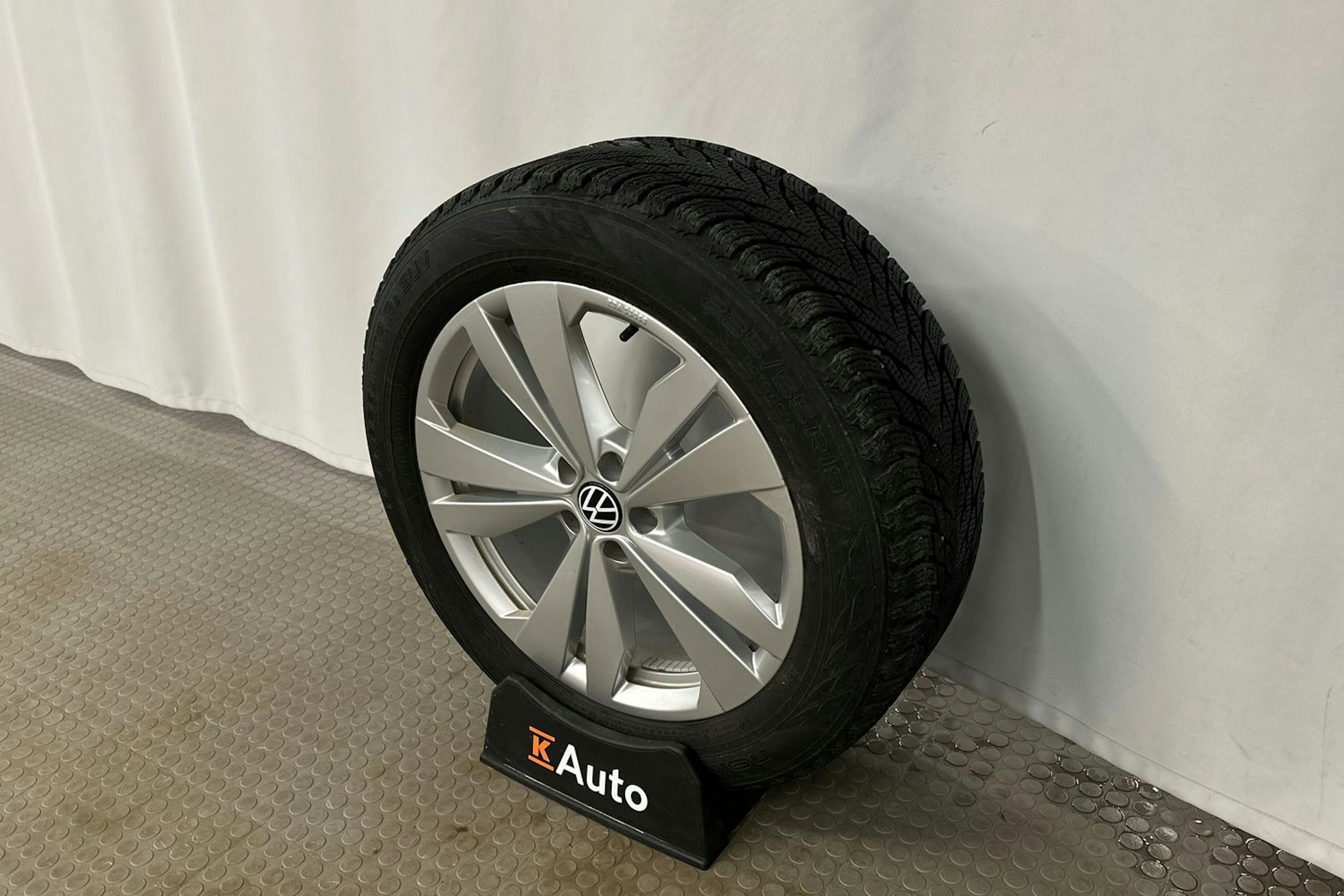 punainen Volkswagen ID.4 2022 kuva 13.