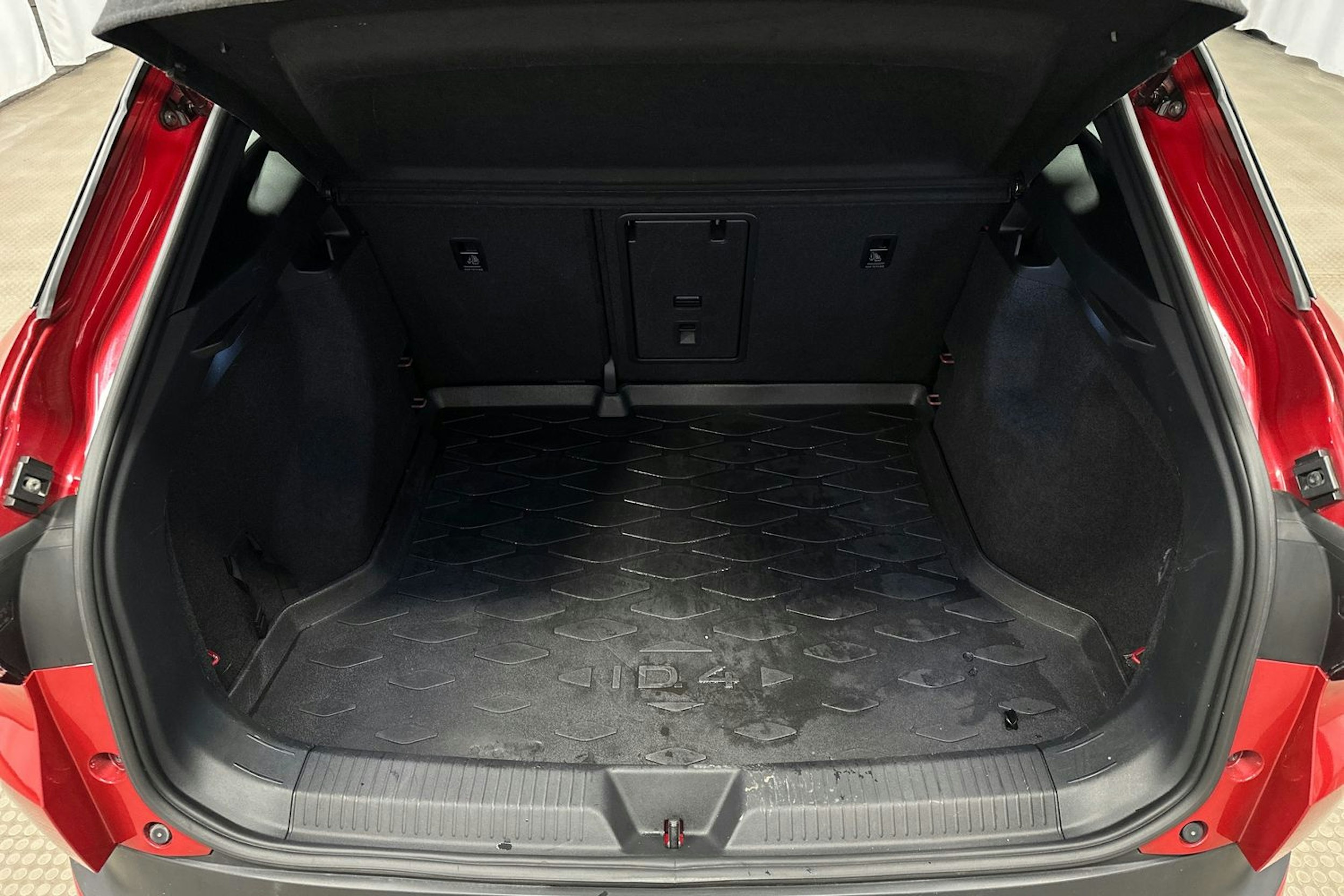 punainen Volkswagen ID.4 2022 kuva 14.