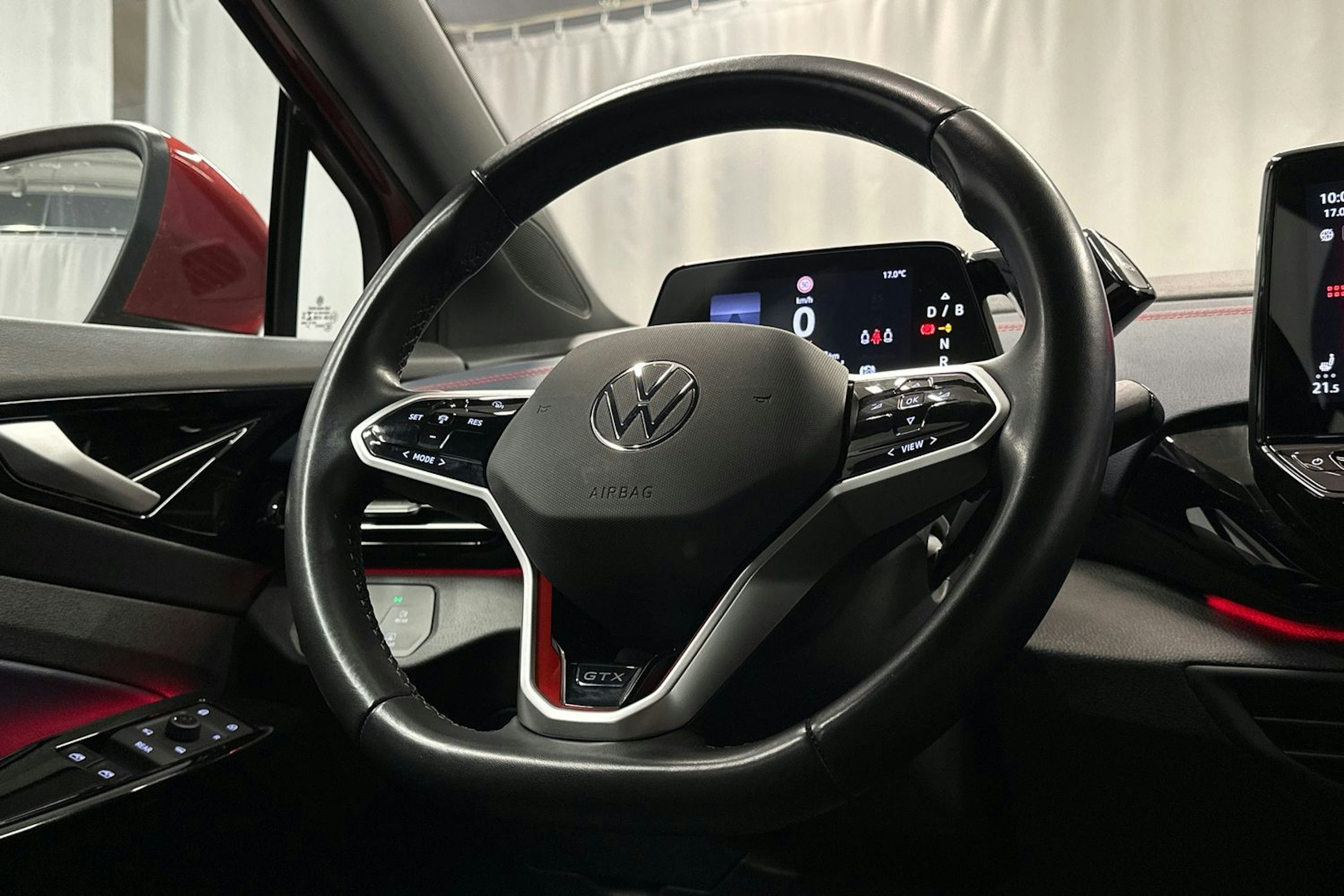 punainen Volkswagen ID.4 2022 kuva 16.
