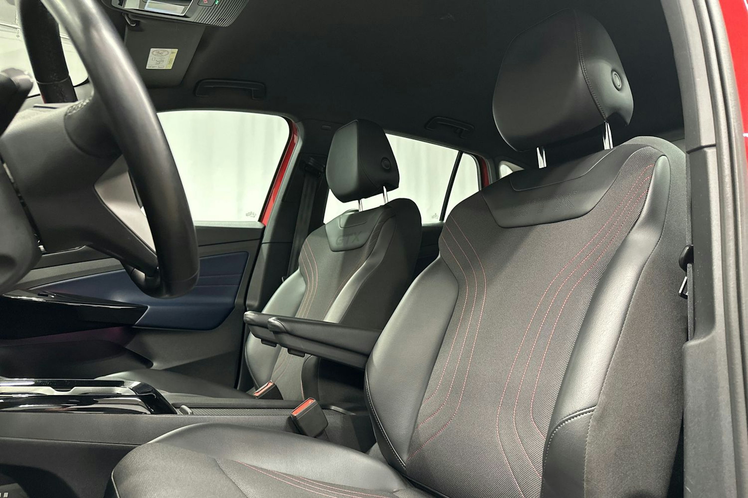 punainen Volkswagen ID.4 2022 kuva 17.