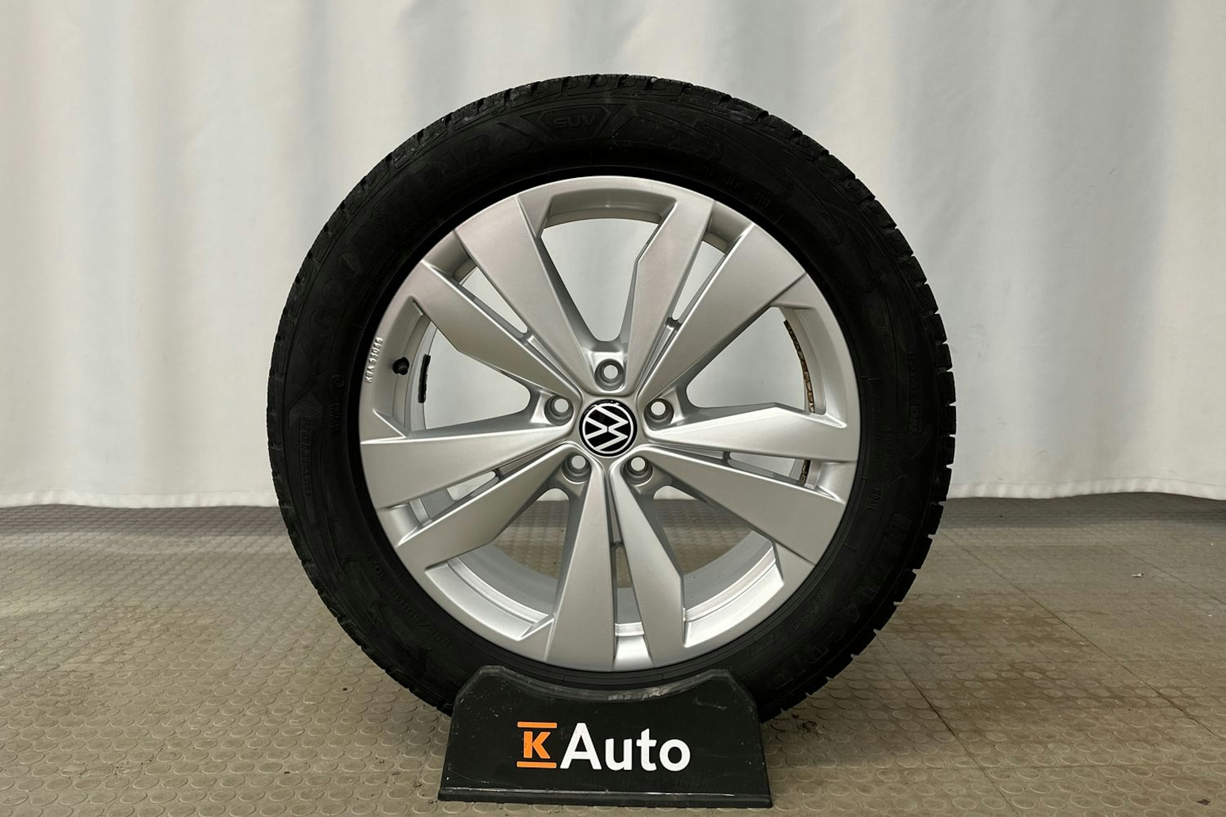 harmaa Volkswagen ID.4 2022 kuva 13.